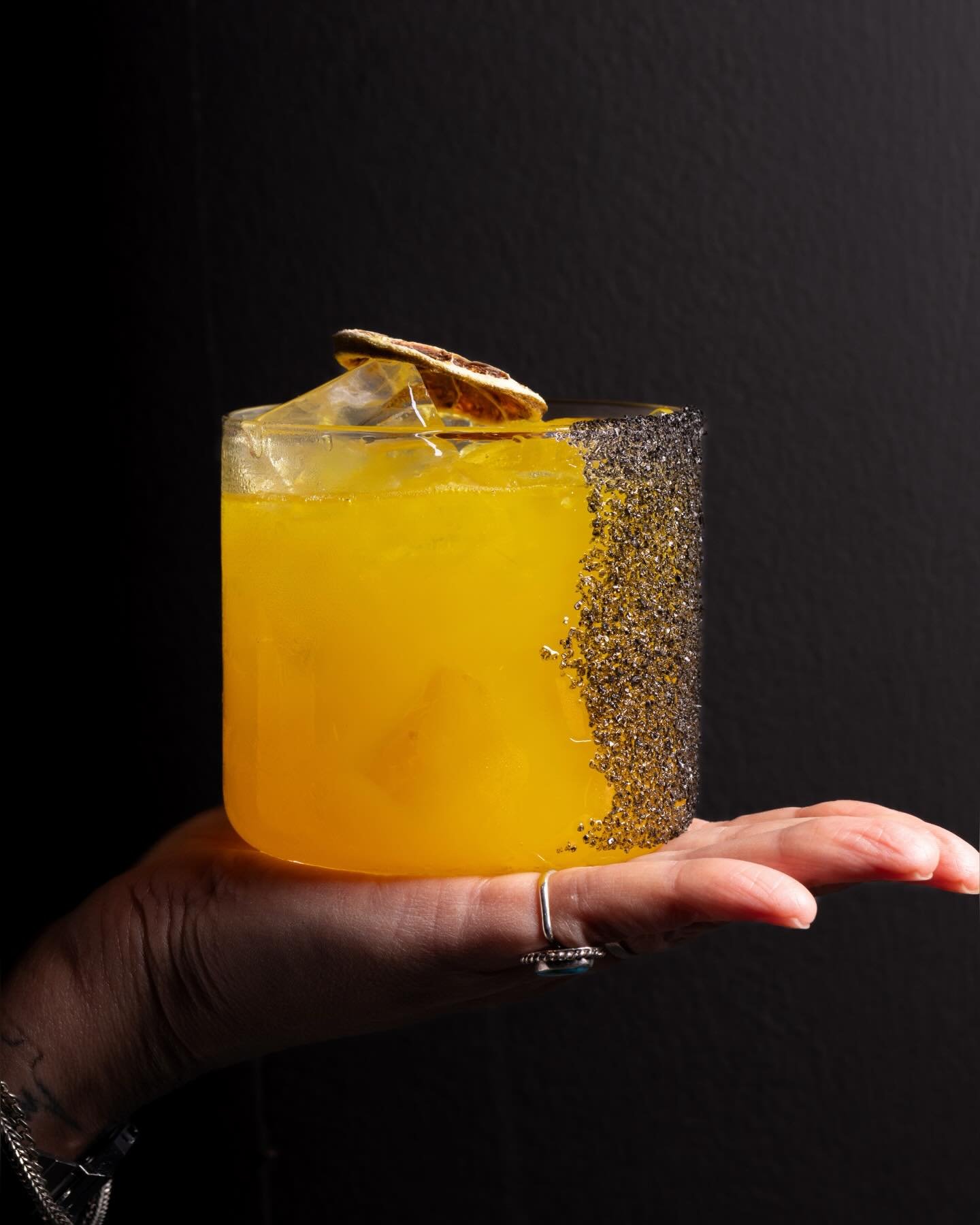 Our Beverage Director @matsumoto_mari_ makes our drinks with You in mind. The &lsquo;201 &amp; Done&rsquo; comes 2 ways ~ with booze or N/A with Seedlip Grove zero proof Spirits, tumeric, Agave, Lime, Hawaiian Black Lava Salt

#dryjanuary #kansascity