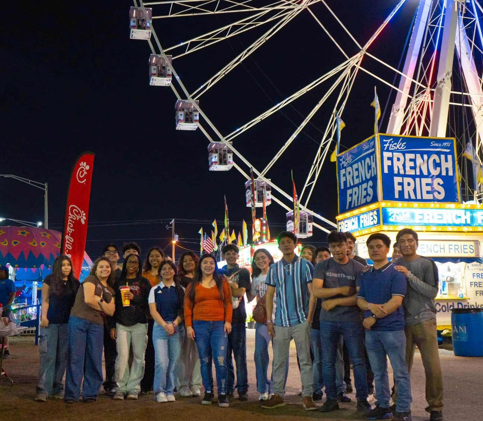 jovenes en el festival de las fresas