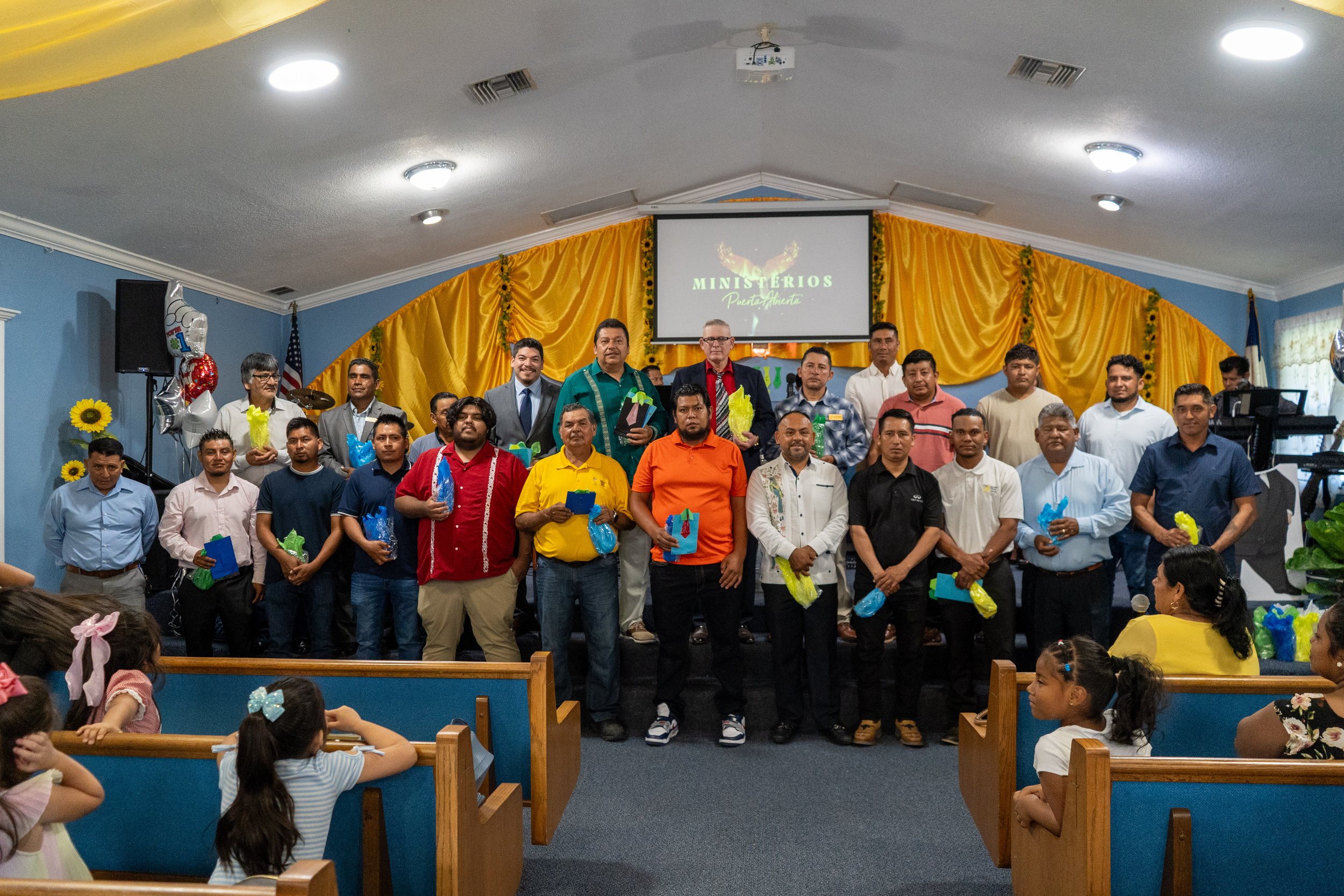 hombres en la iglesia