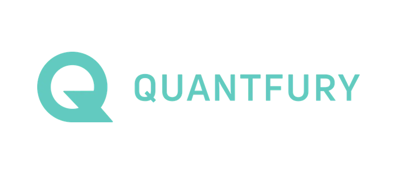 Logo de la compañía Quantfury con un símbolo de letra Q en color aqua y el nombre 'Quantfury' en letras mayúsculas a la derecha.