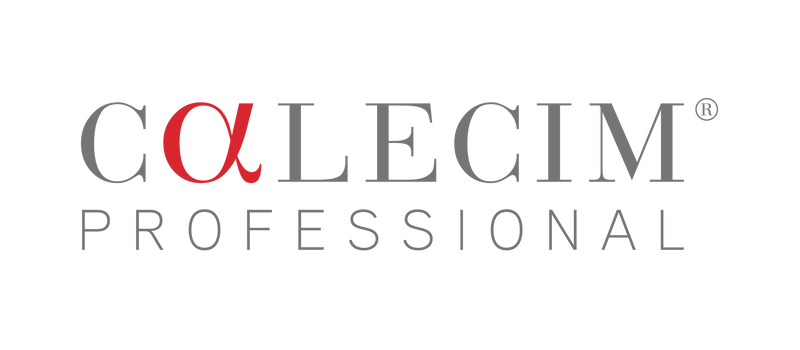 Logotipo de CalCIM Professional en color negro y rojo.
