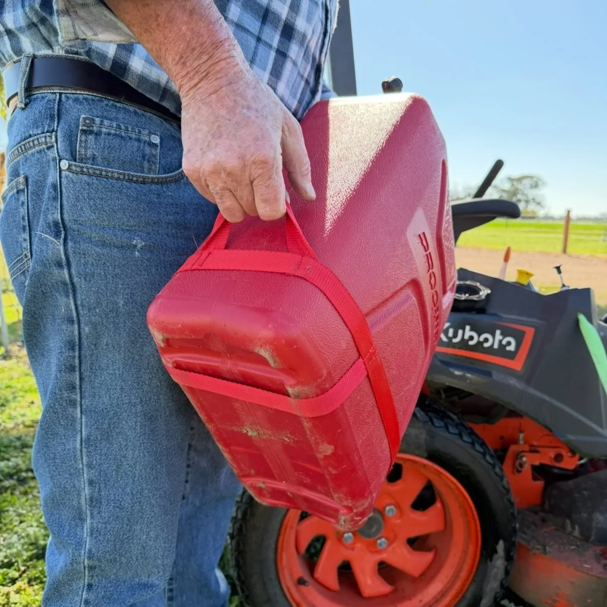 RED = PETROL 🔴

No second guessing. No wrong fuel.

When you&rsquo;re filling the mower, the colour does the thinking for you.

Red strap = petrol. Simple.

Built for farms, sheds, weekends, and anyone who&rsquo;s ever wondered
&ldquo;wait&hellip; w