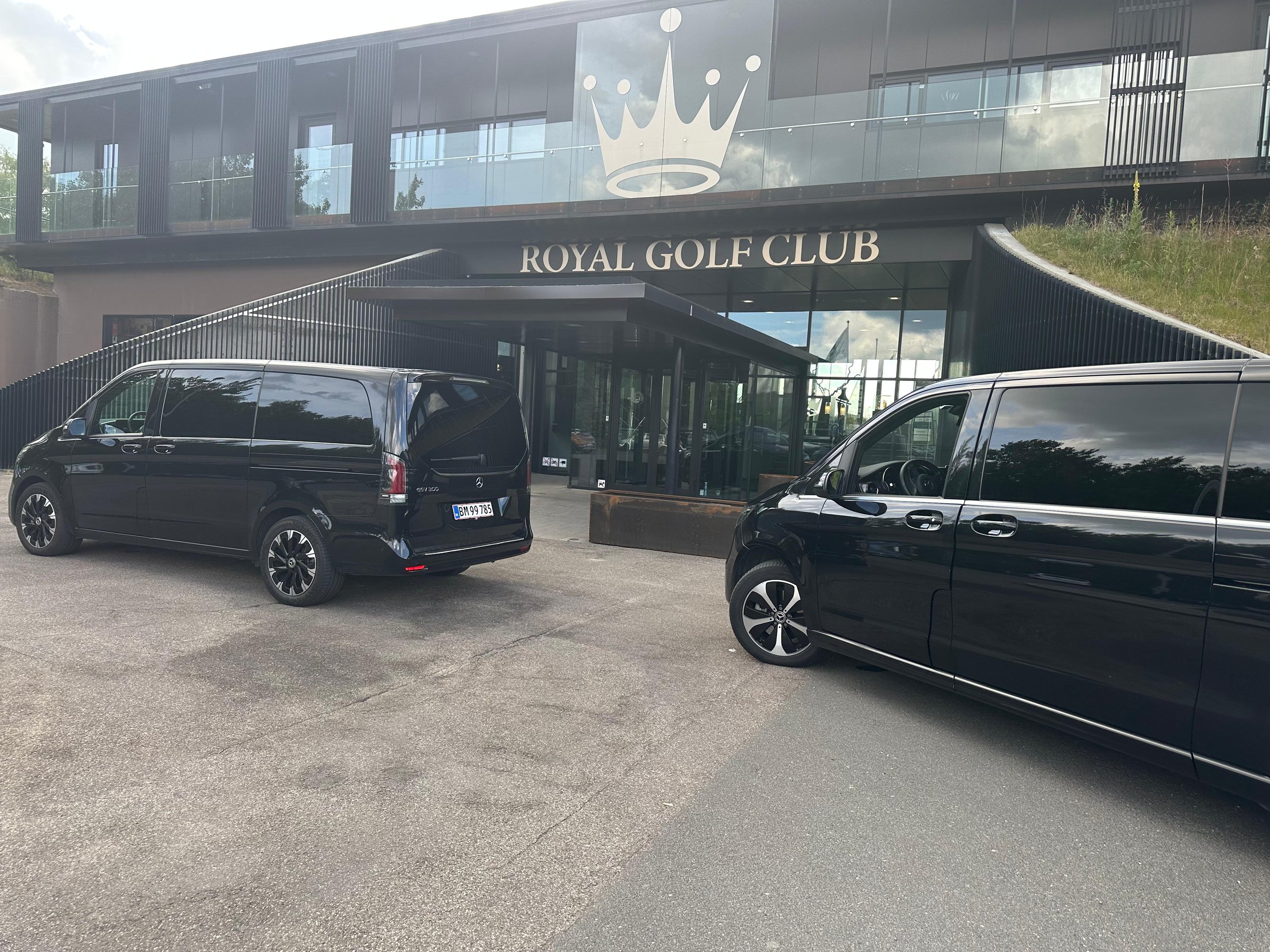 Chauffeur-waiting-for-VIP-client-mercedes-Van-Transfer-CPH