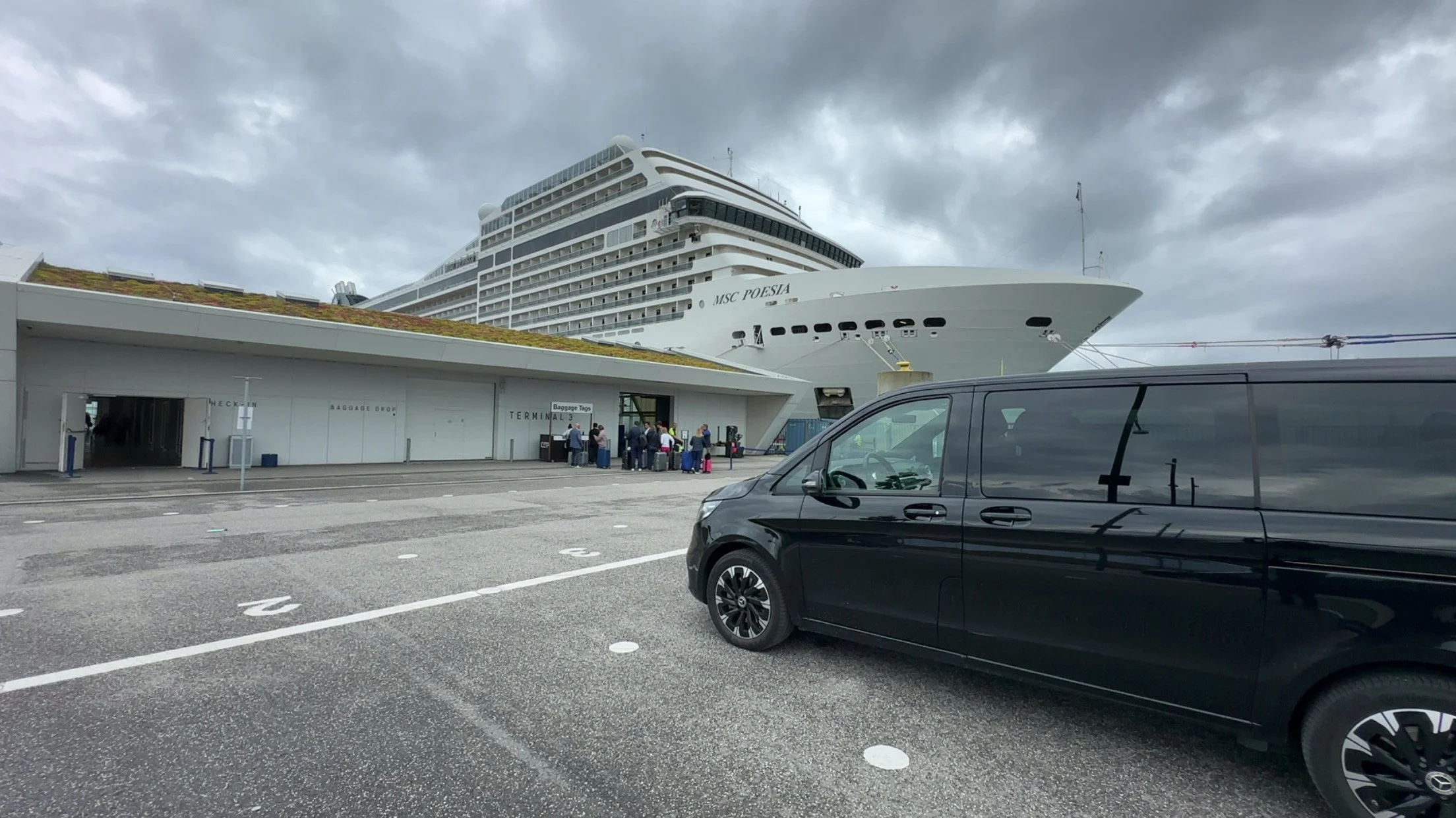 Mercedes-Van-waiting-for-pickup-cruise-terminal-copenhagen