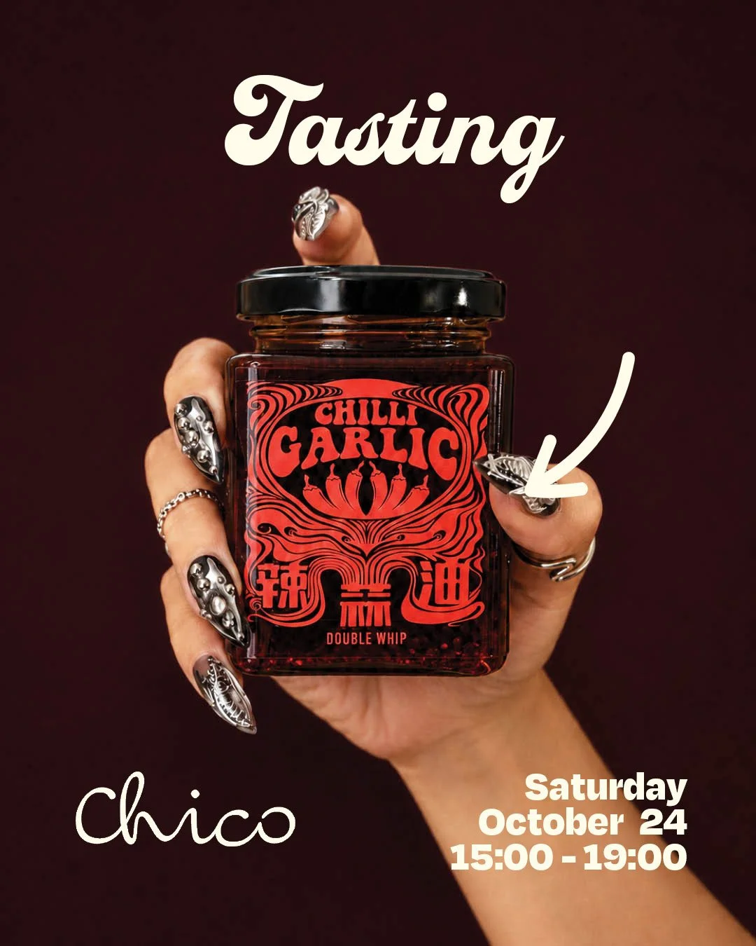 Mãos com unhas decoradas segurando um pote de conserva de alho com limão, com o texto 'Tasting' na parte superior, 'Chilli Garlic' na etiqueta do pote, e detalhes do evento incluindo sábado, 24 de outubro, das 15h às 19h, na parte inferior esquerda e direita.