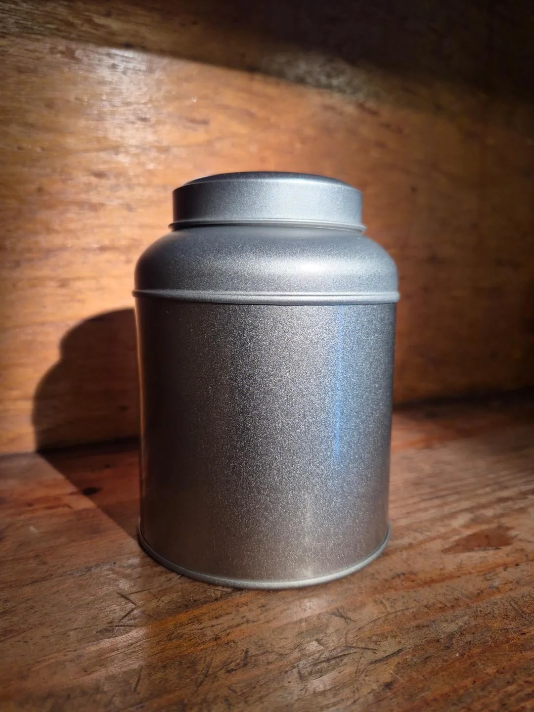 Chico /  Round tin with domed lid and inner lid, large - silver