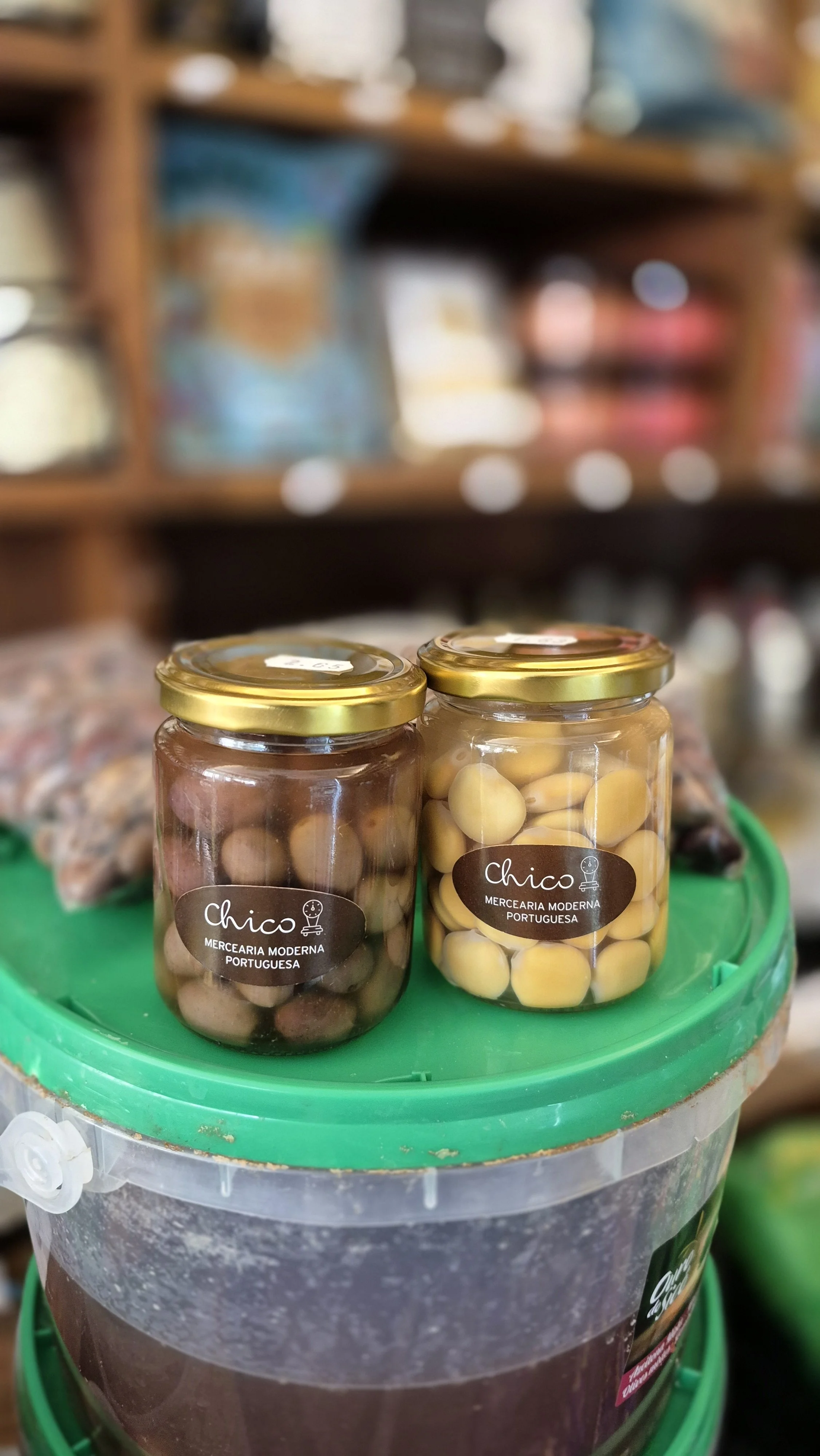 Chico / Jar glass round with golden lid - 240ml
