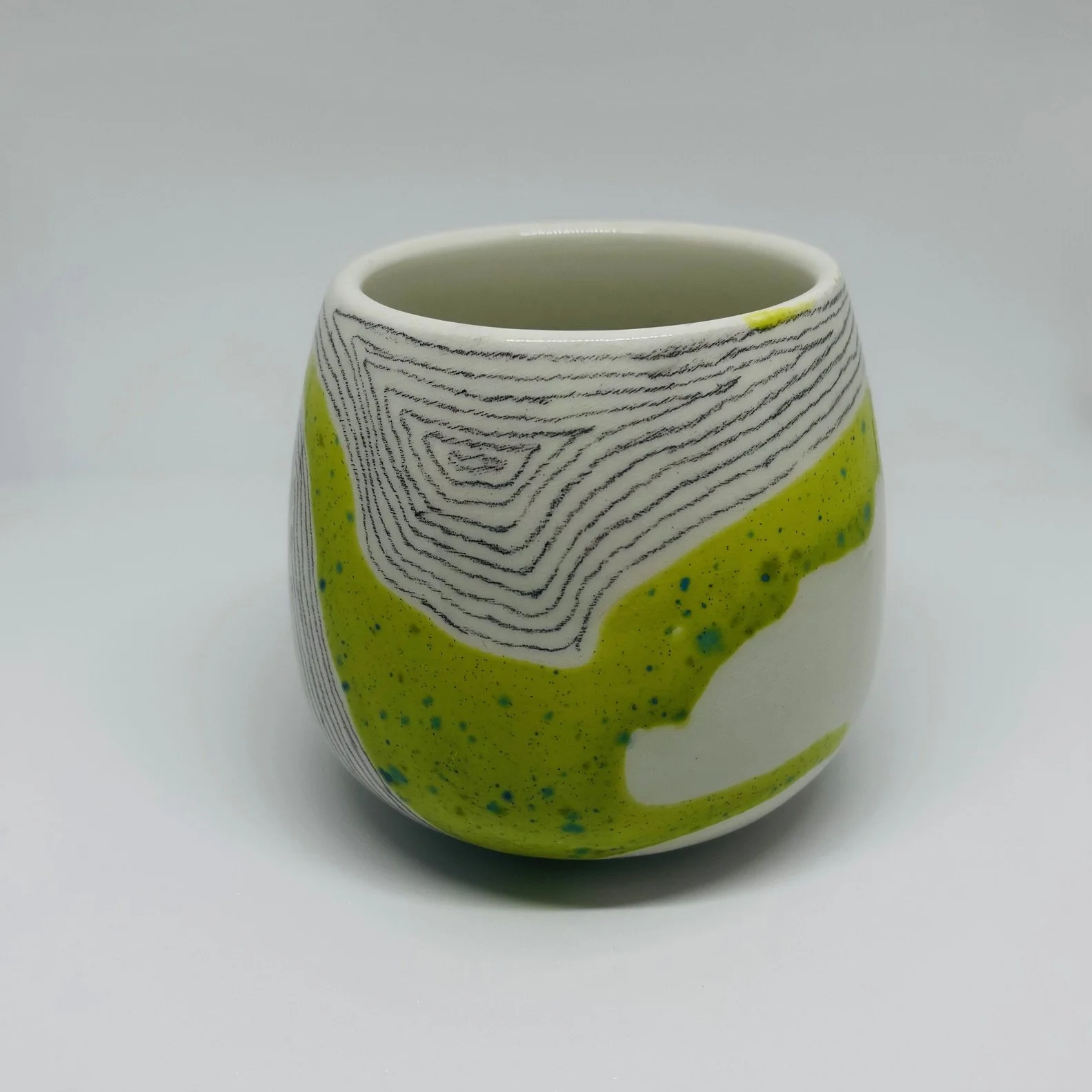 Linien mit dem Kohlestift 