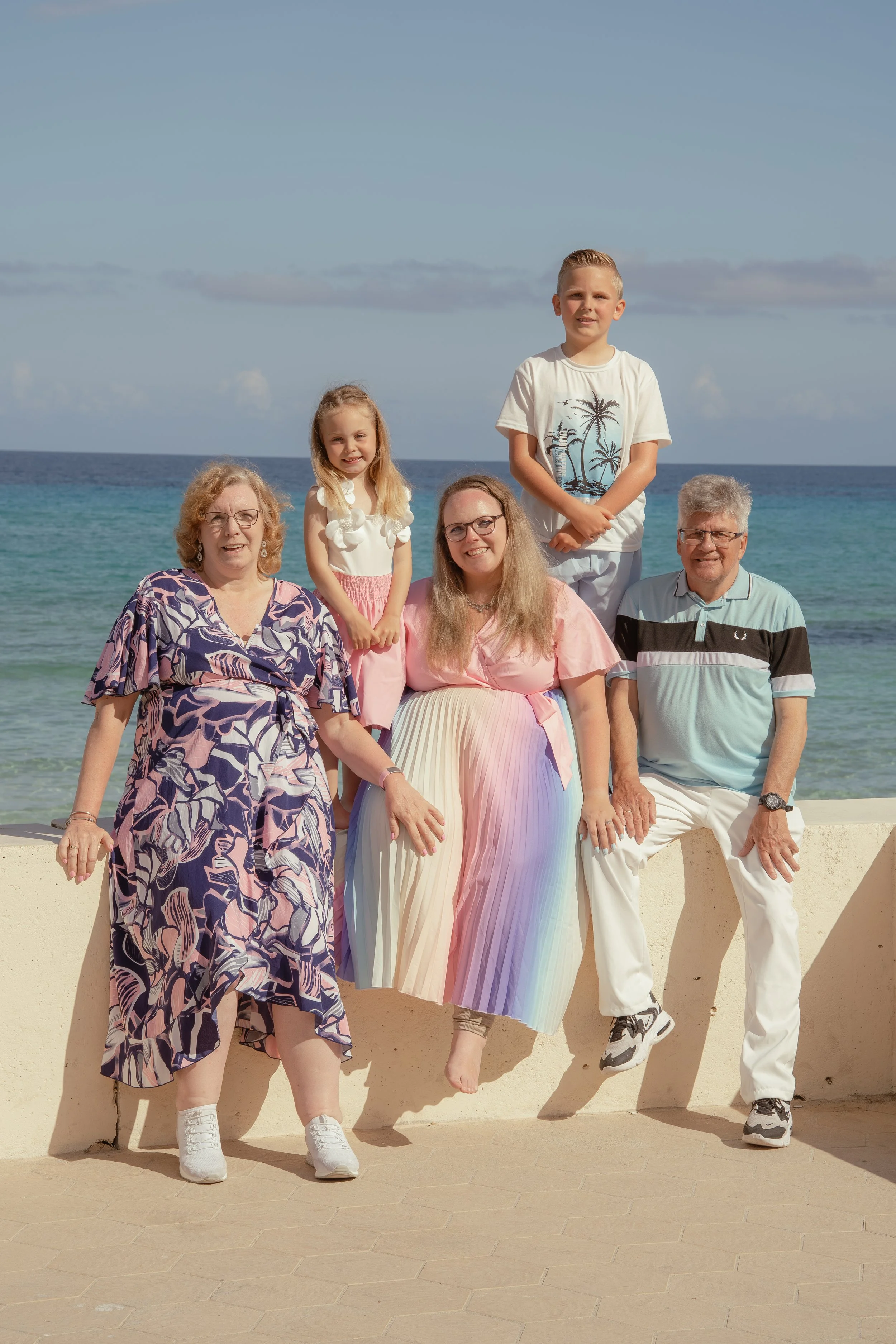 family-photoshoot-mallorca-with-grandparents-beach-cala-millor.jpg