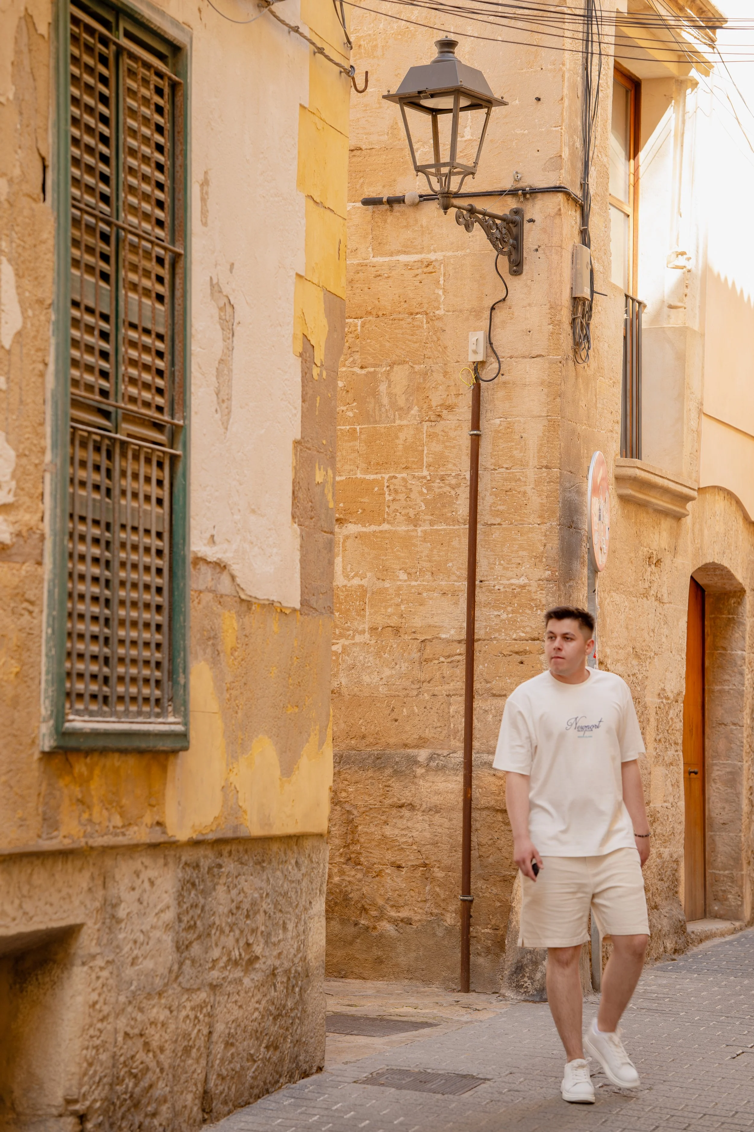 individual-photoshoot-mallorca-old-town-palma-walking-02.jpg