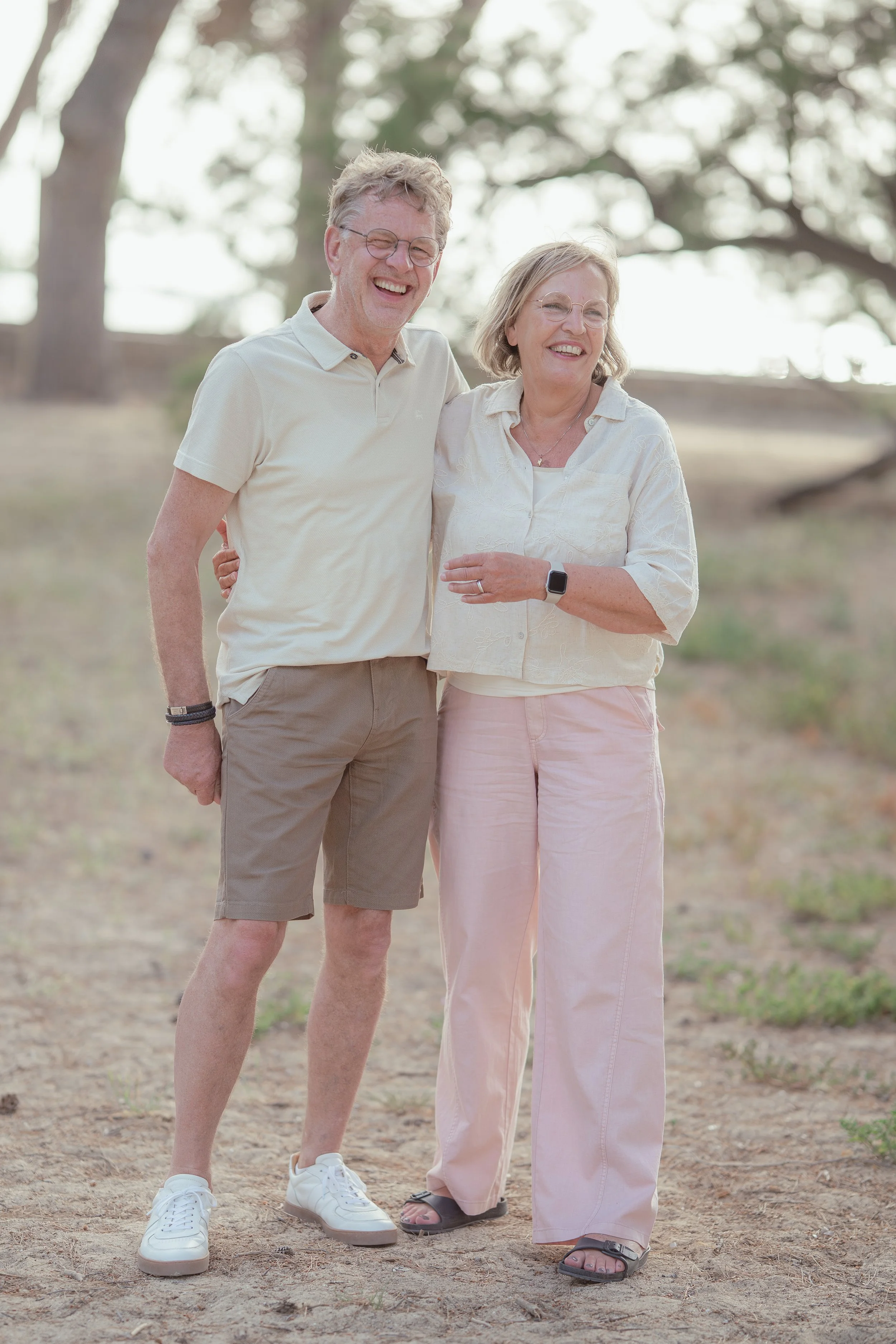 Ontspannen koppelfotoshoot op Mallorca met een glimlachend ouder koppel dat hun liefde en verbondenheid laat zien tijdens een natuurlijke portretsessie.