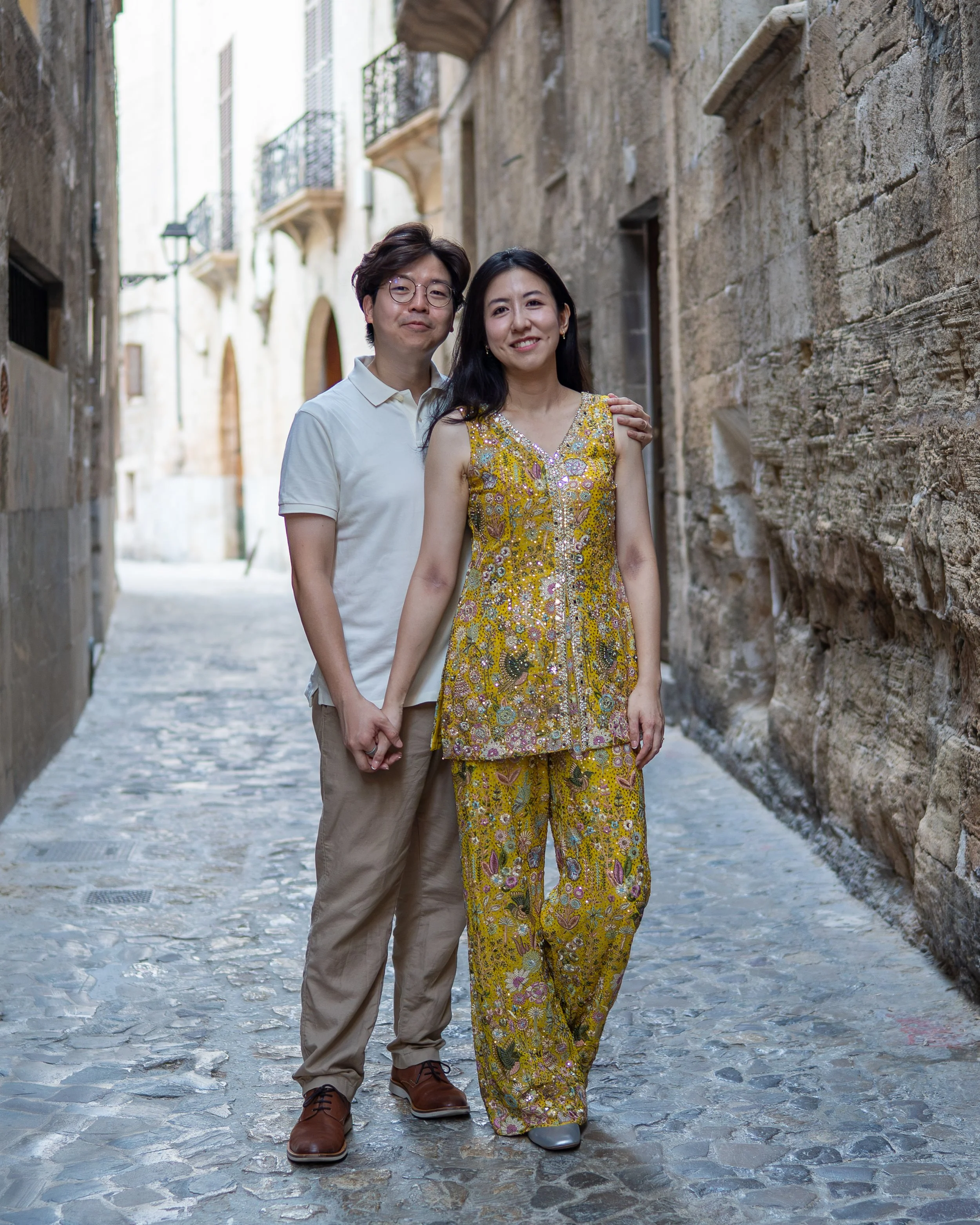 Romantische koppelfotoshoot in de historische straatjes van Palma de Mallorca, met een stel uit Singapore dat tijdens hun vakantie op Mallorca samen op de foto gaat.
