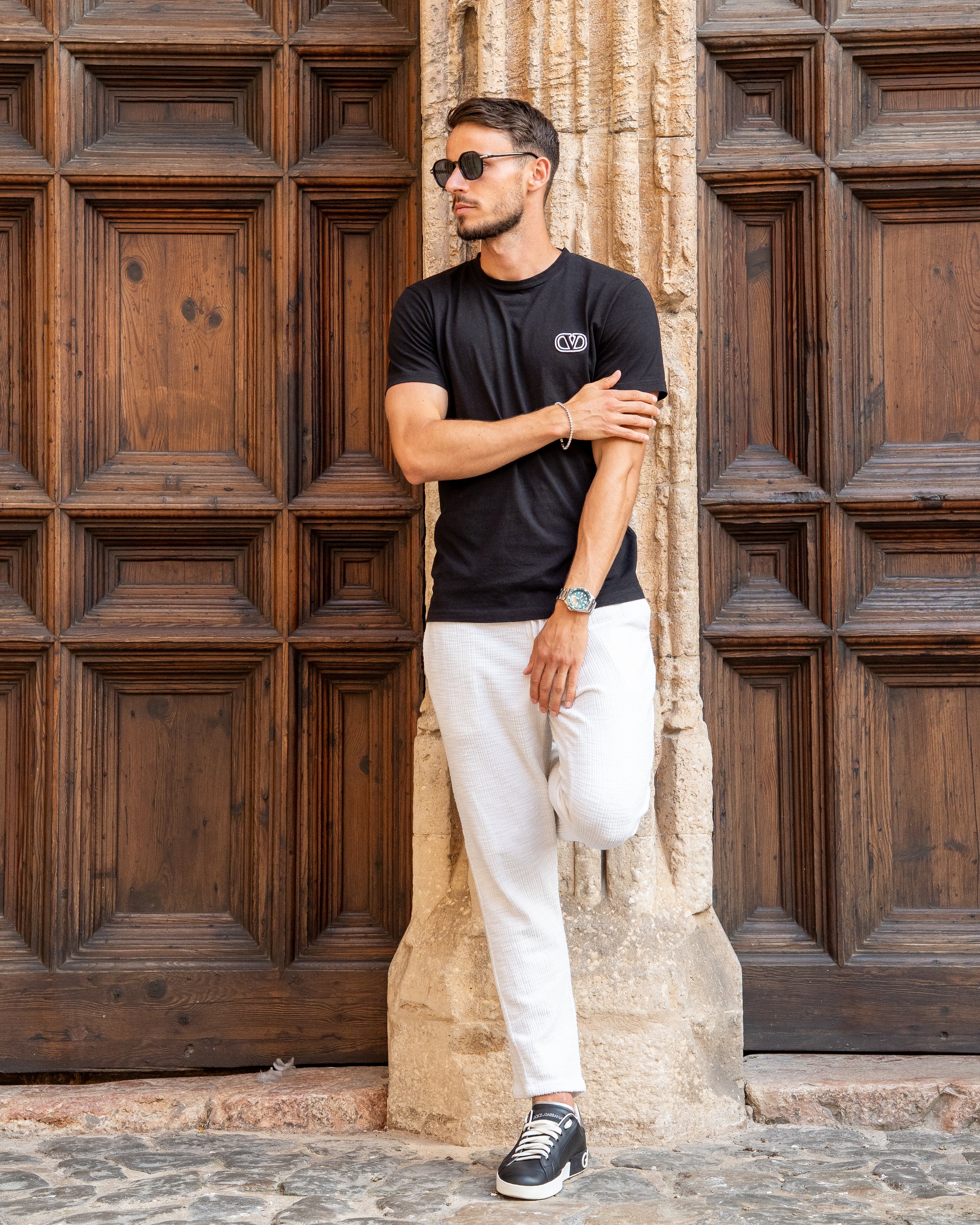 Natural male portrait in Palma de Mallorca, featuring a man standing against a wall and looking to his right during an urban portrait photography session