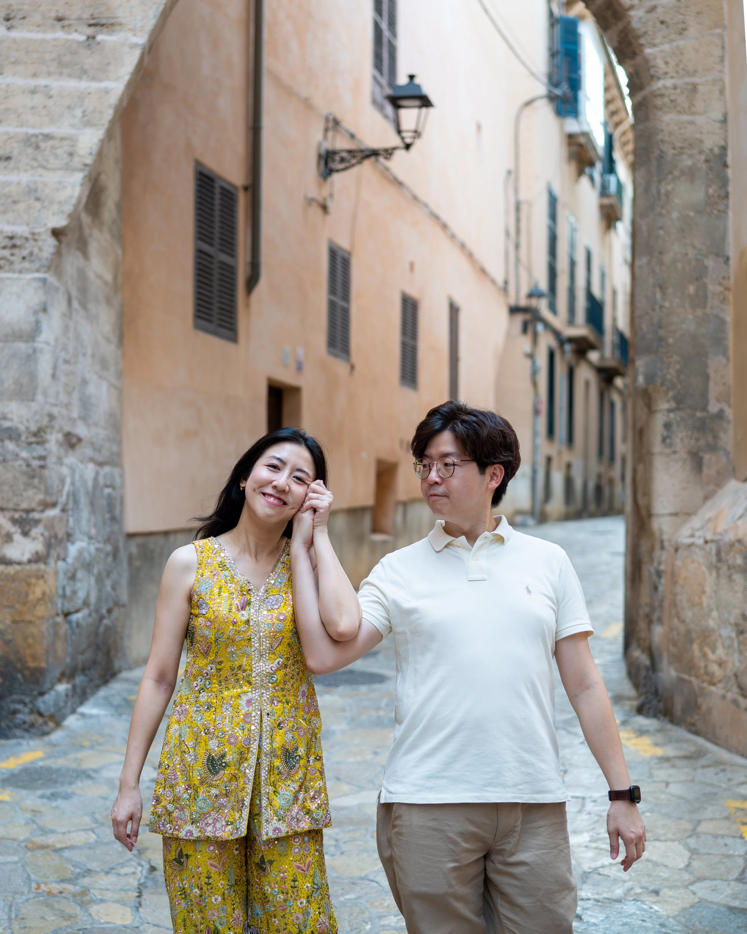 Romantische koppelfotoshoot in Palma de Mallorca, met een liefdevol en spontaan moment tussen twee partners tijdens een ontspannen fotosessie.