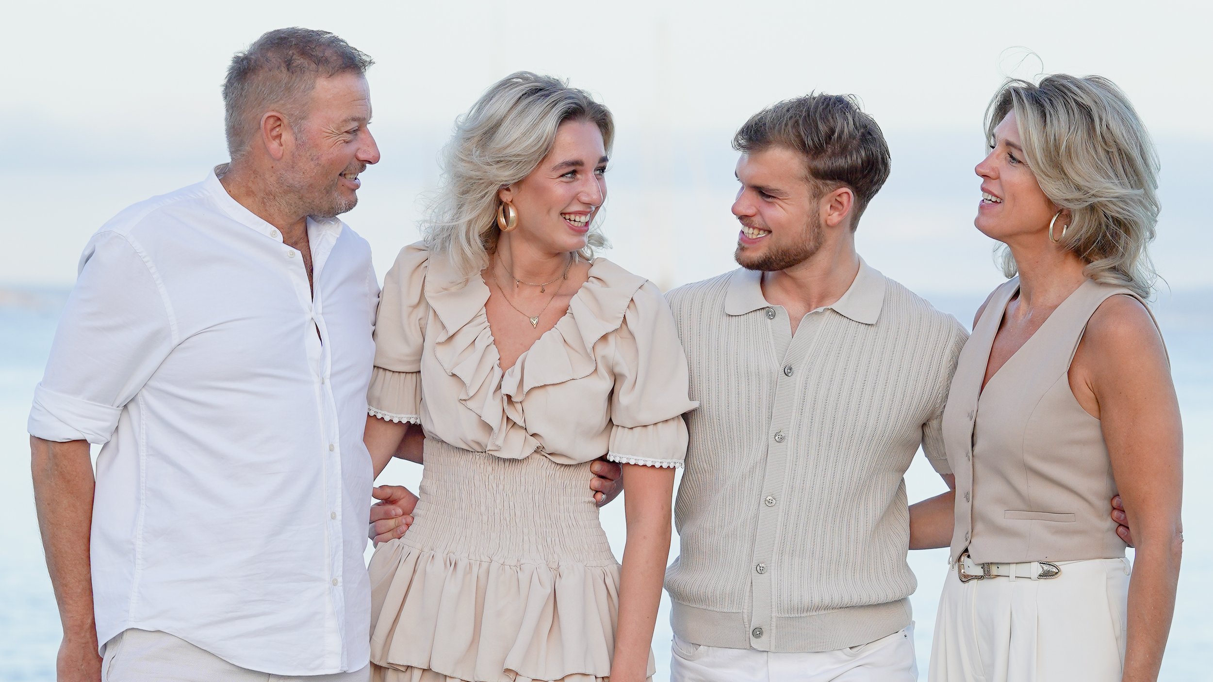 family photoshoot with 4 family members on beach in Mallorca