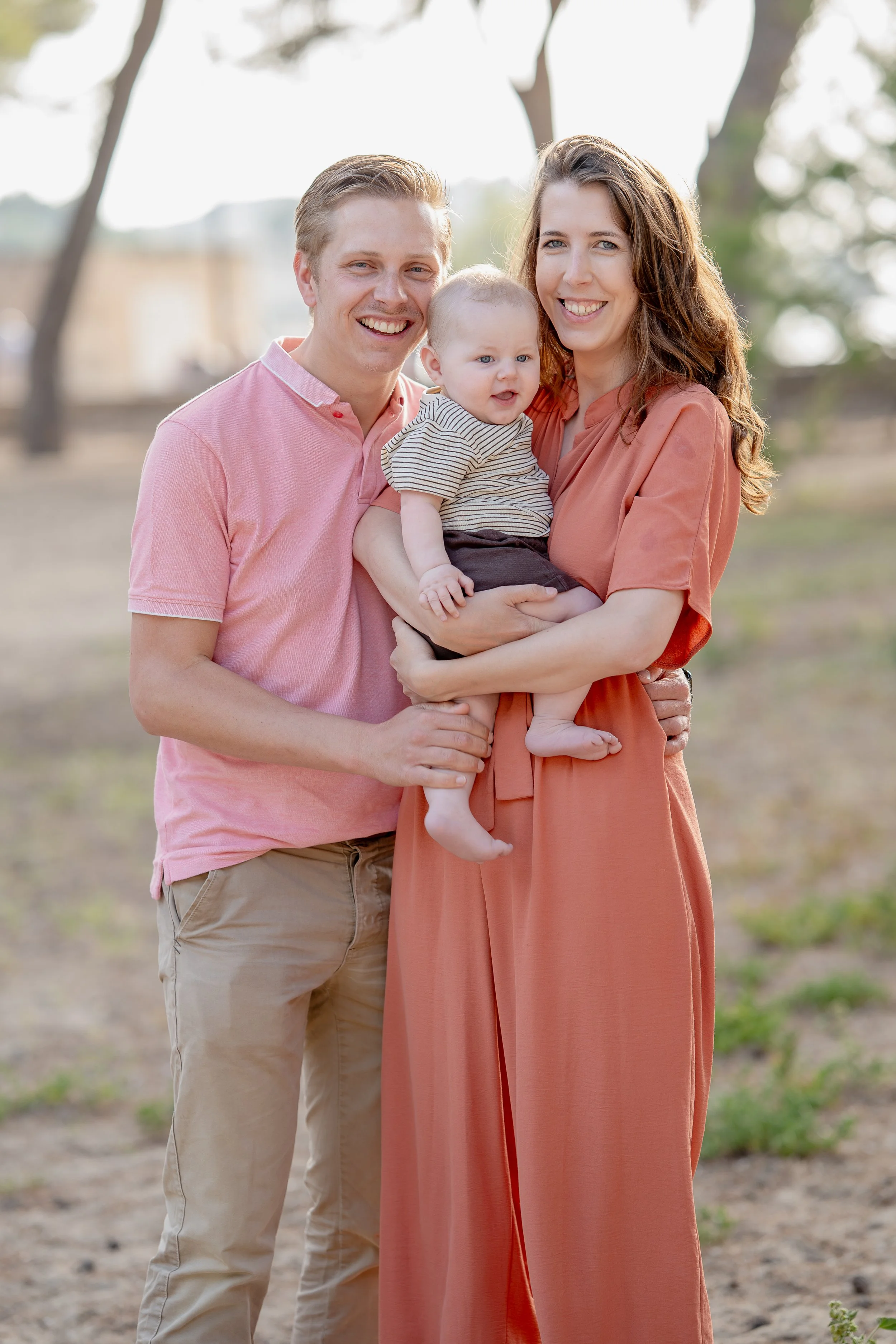 Natuurlijke familiefotografie op Mallorca, met liefdevolle ouders en hun baby tijdens een ontspannen familiefotoshoot.