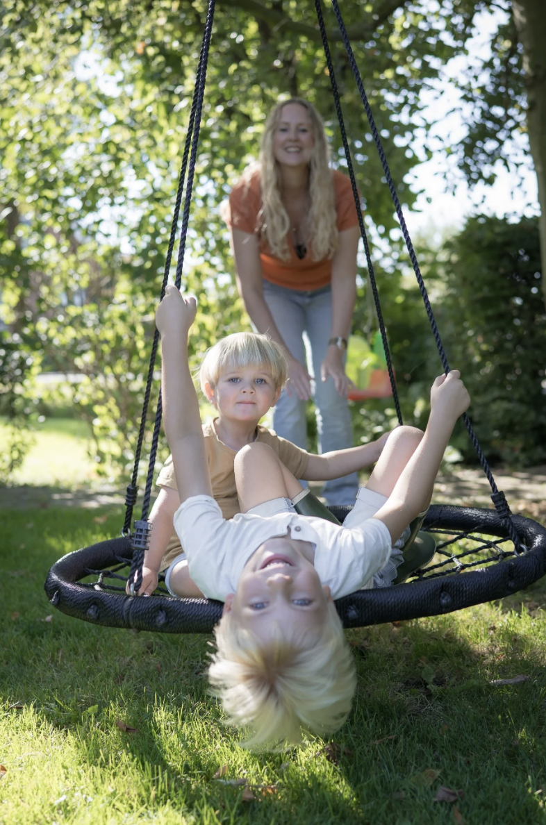 family-photoshoot-nederland-garden-11.png