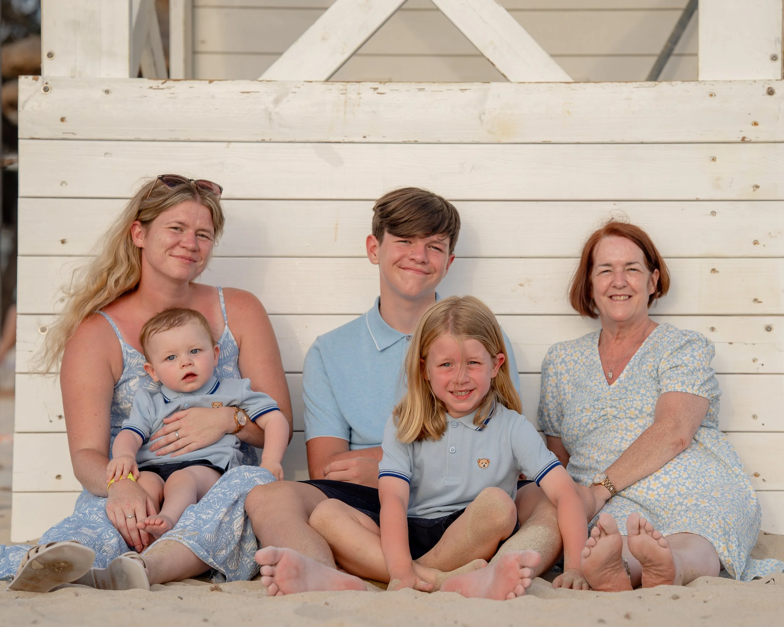Familiefotoshoot op Mallorca met een bijzonder familiemoment tussen moeder, oma en hun drie kinderen van verschillende leeftijden.