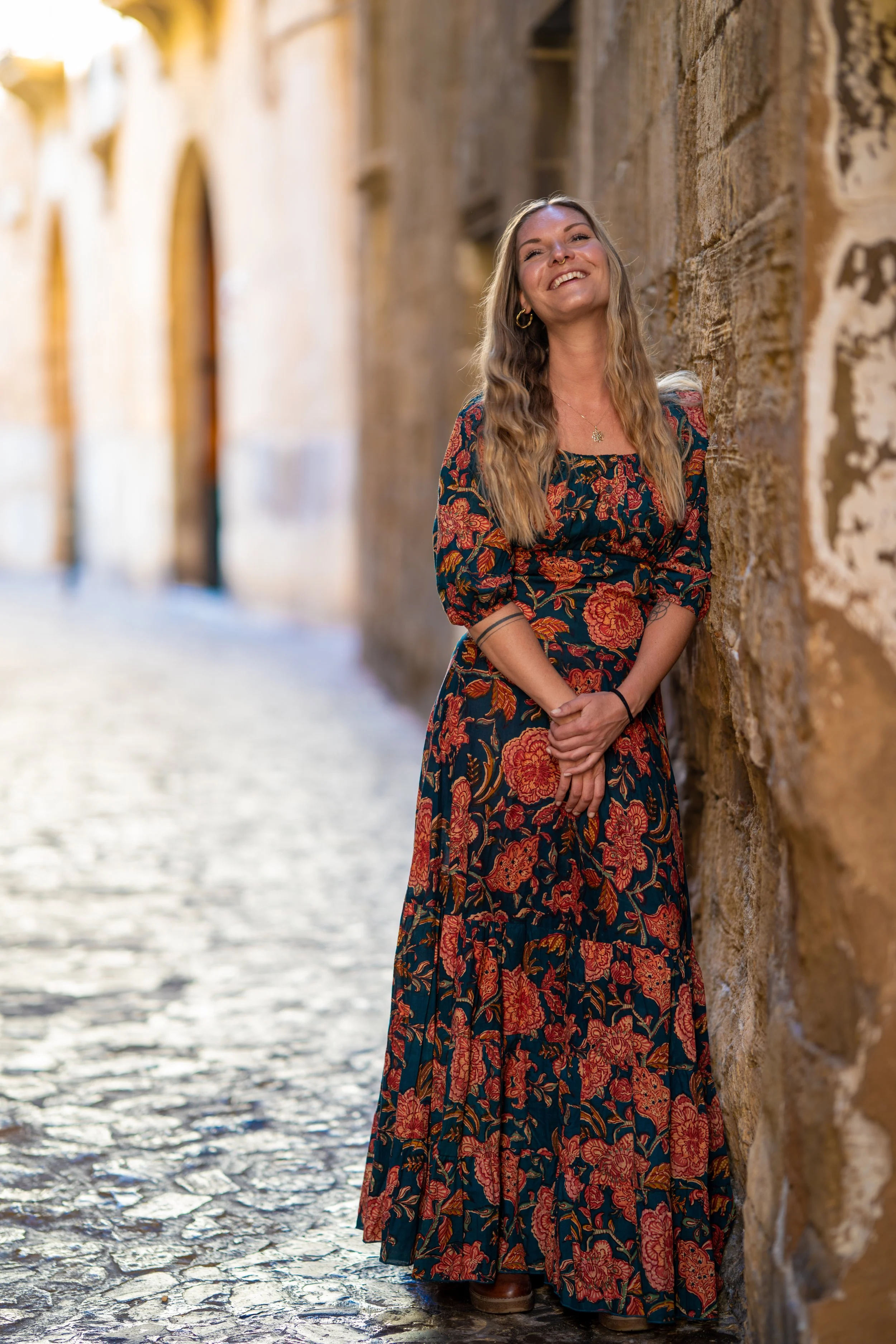 Individuele portretfotoshoot in Palma de Mallorca, in de sfeervolle straatjes van de stad. Vrolijk vrouwenportret tijdens een ontspannen fotoshoot in het historische centrum van Palma.