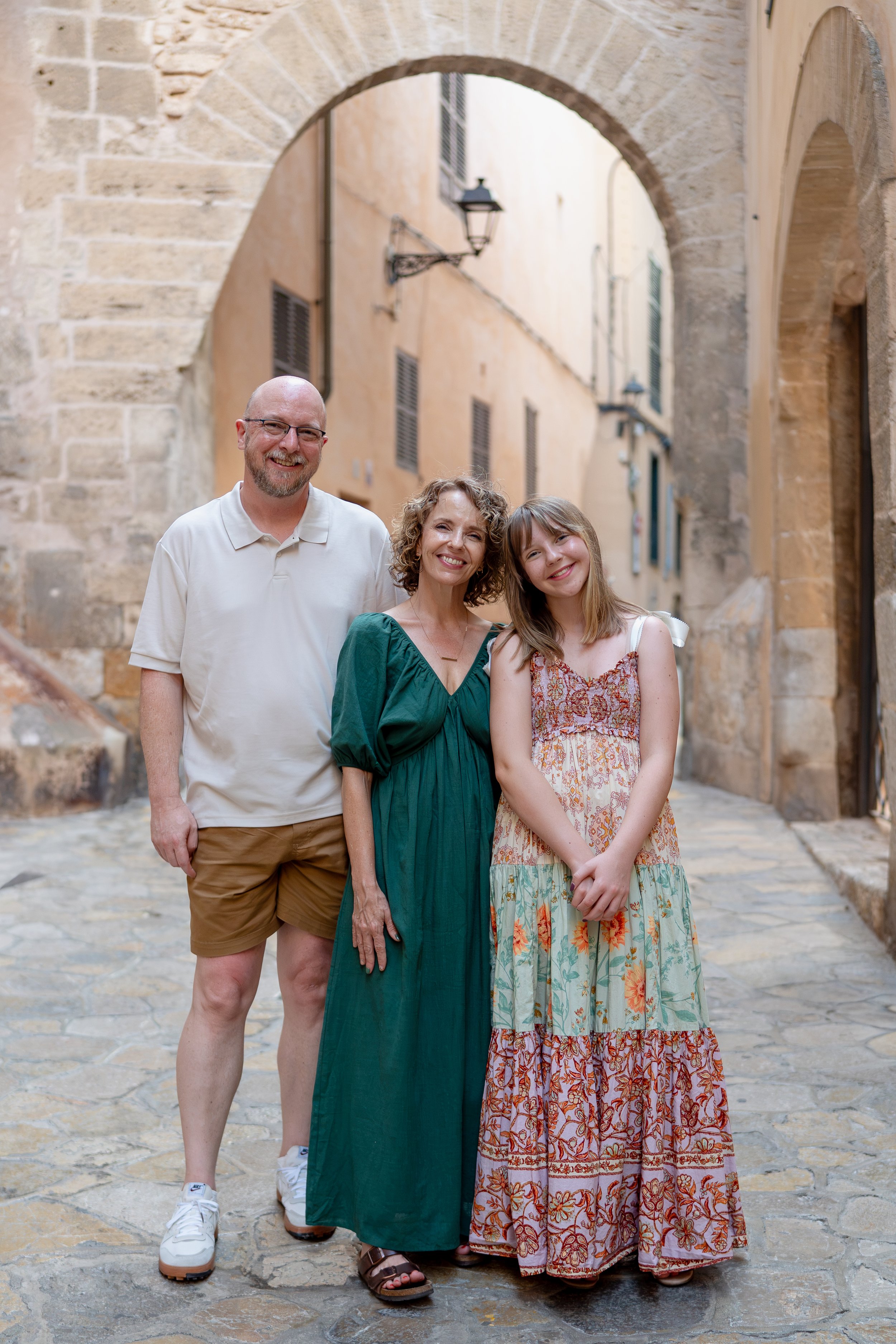 Familiefotoshoot in Palma de Mallorca met vader, moeder en tienerdochter tijdens een ontspannen fotosessie in de stad.