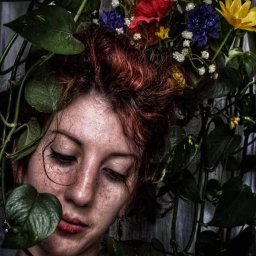 🧭 La jungle

Parfois, j&rsquo;ai la t&ecirc;te comme &ccedil;a : pleine de feuilles, de fleurs et de branches qui ne m&egrave;nent nulle part&hellip; ou &agrave; beaucoup d&rsquo;endroits.

Elles s&rsquo;emm&ecirc;lent et je dois d&eacute;m&ecirc;le