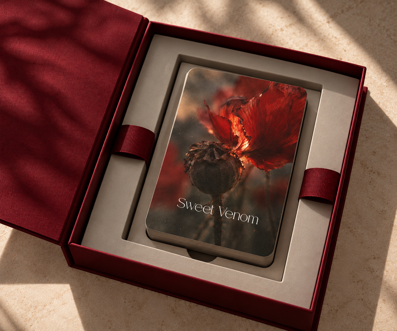 Luxuriöse Box mit „Sweet Venom“-Karten.png