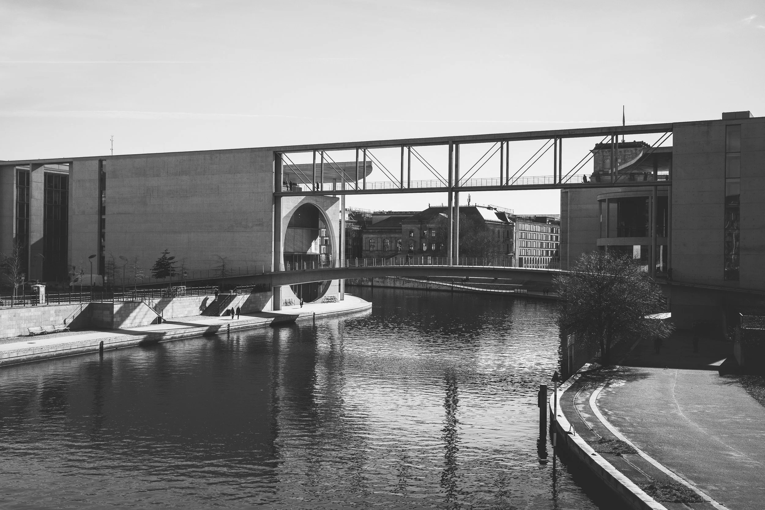Niska architektura przemysłowa w Berlinie pod pustym niebem - czarno-biała fotografia miasta, formy i ciszy.