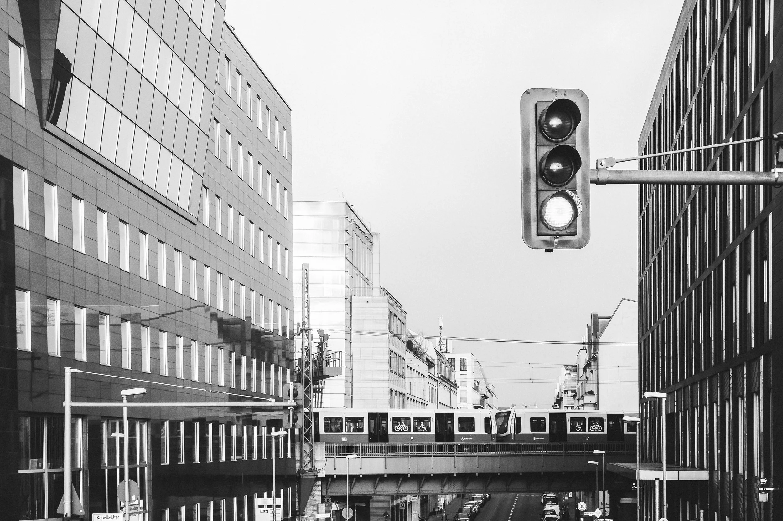 Ulica w Berlinie z sygnalizacją i liniami architektury - czarno-biała fotografia miasta, światła i geometrii.
