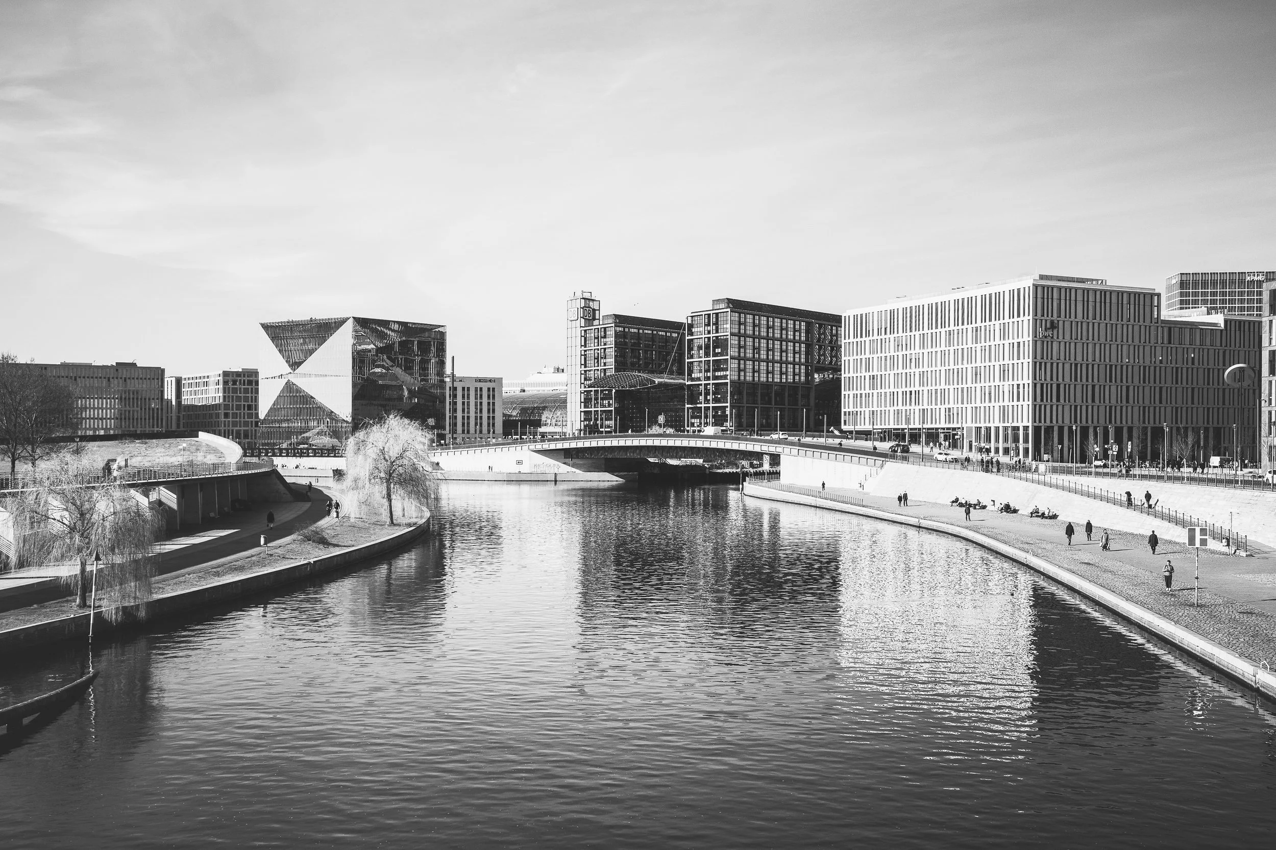 Kanał i nowoczesna architektura Berlina - czarno-biała fotografia miasta, wody, fasad i spokojnej perspektywy.
