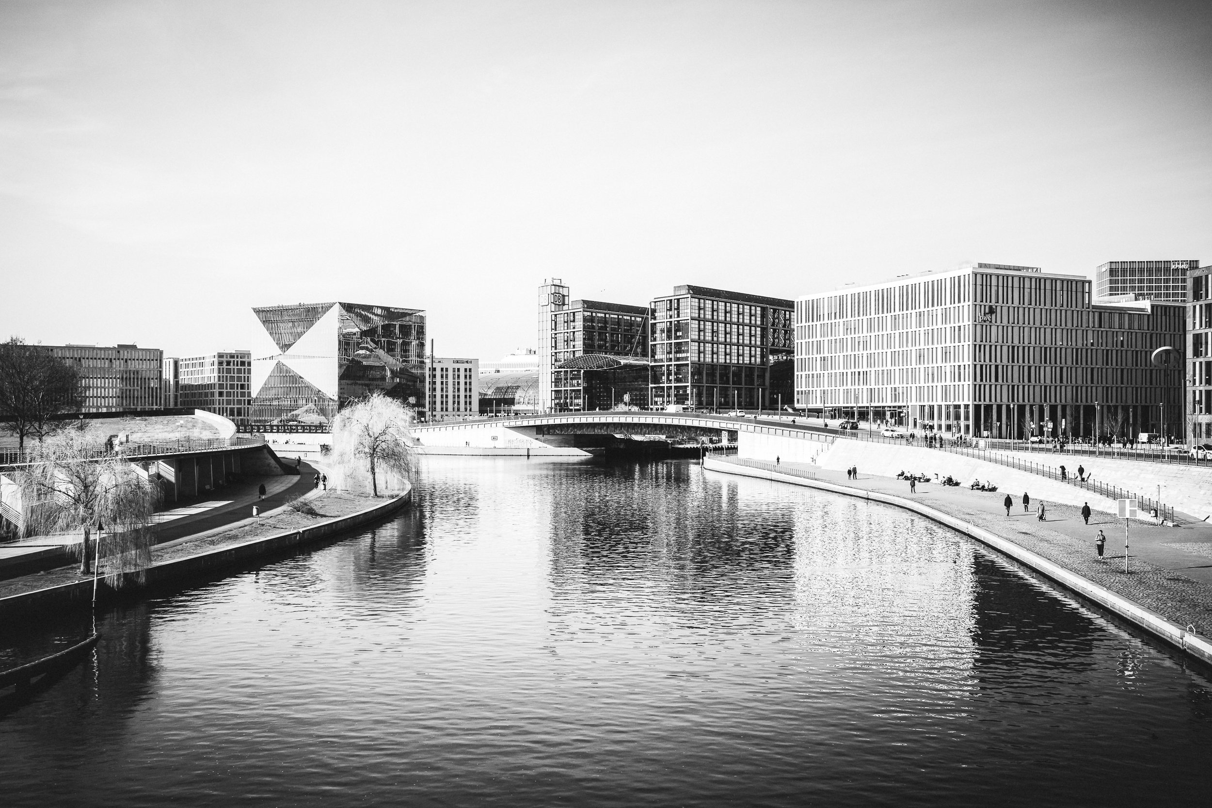 Berlin nad wodą - czarno-biała fotografia architektury miejskiej, kanału i spokojnego układu przestrzeni.
