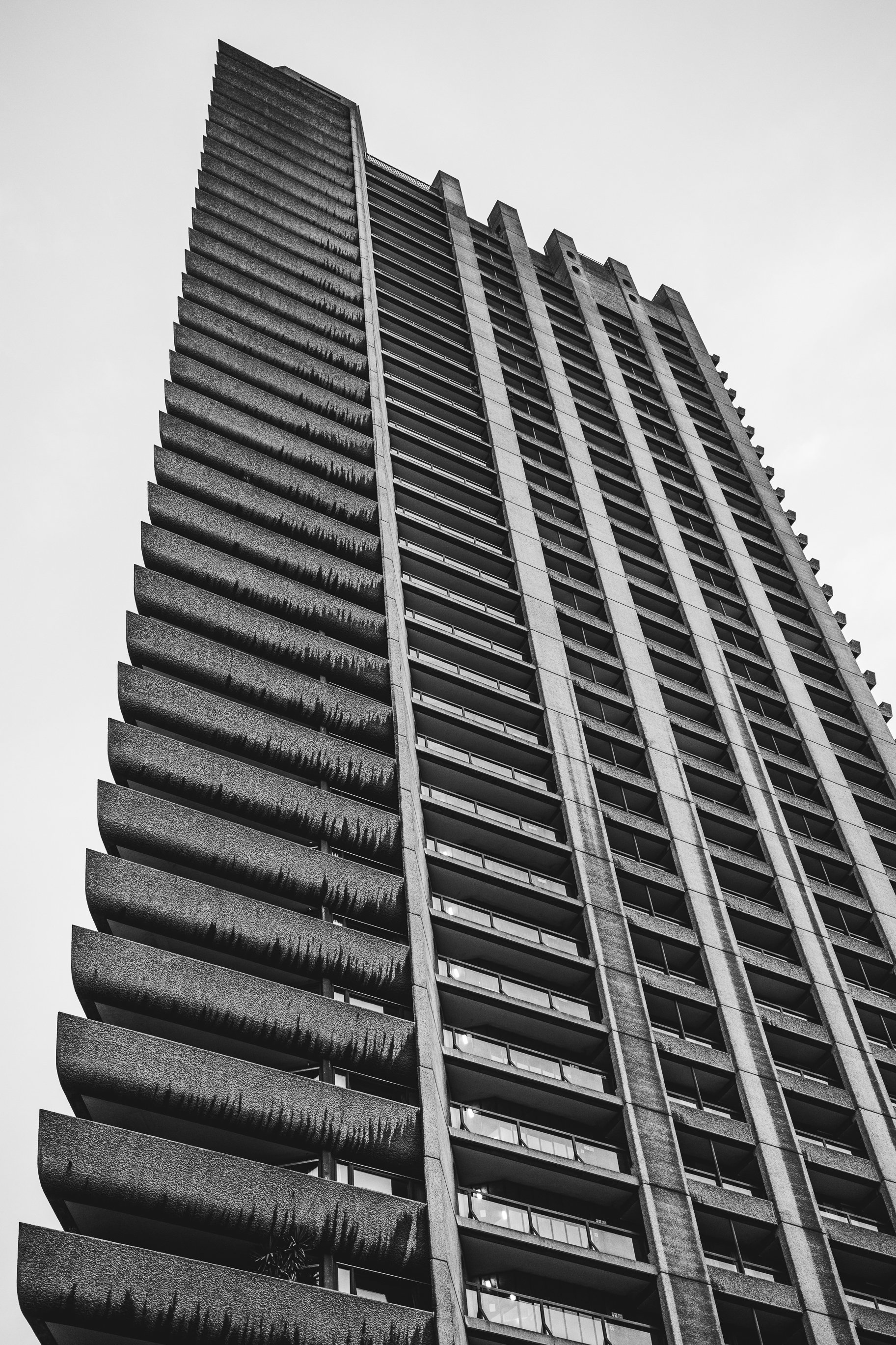 Czarno-biały zapis brutalistycznej architektury Barbican Centre w Londynie - miejsca, gdzie beton nie udaje lekkości.