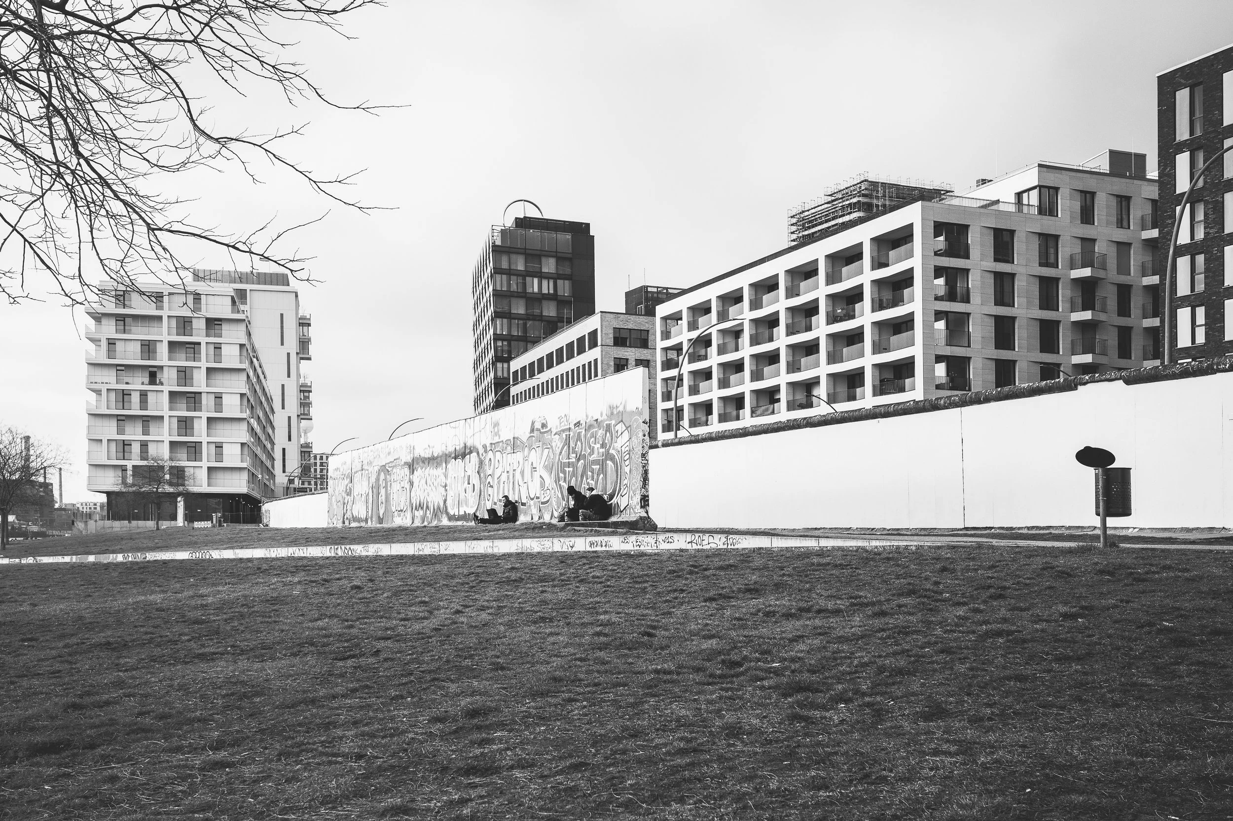 Otwarta przestrzeń miejska w Berlinie - czarno-biała fotografia architektury, trawnika i spokojnej skali miasta.