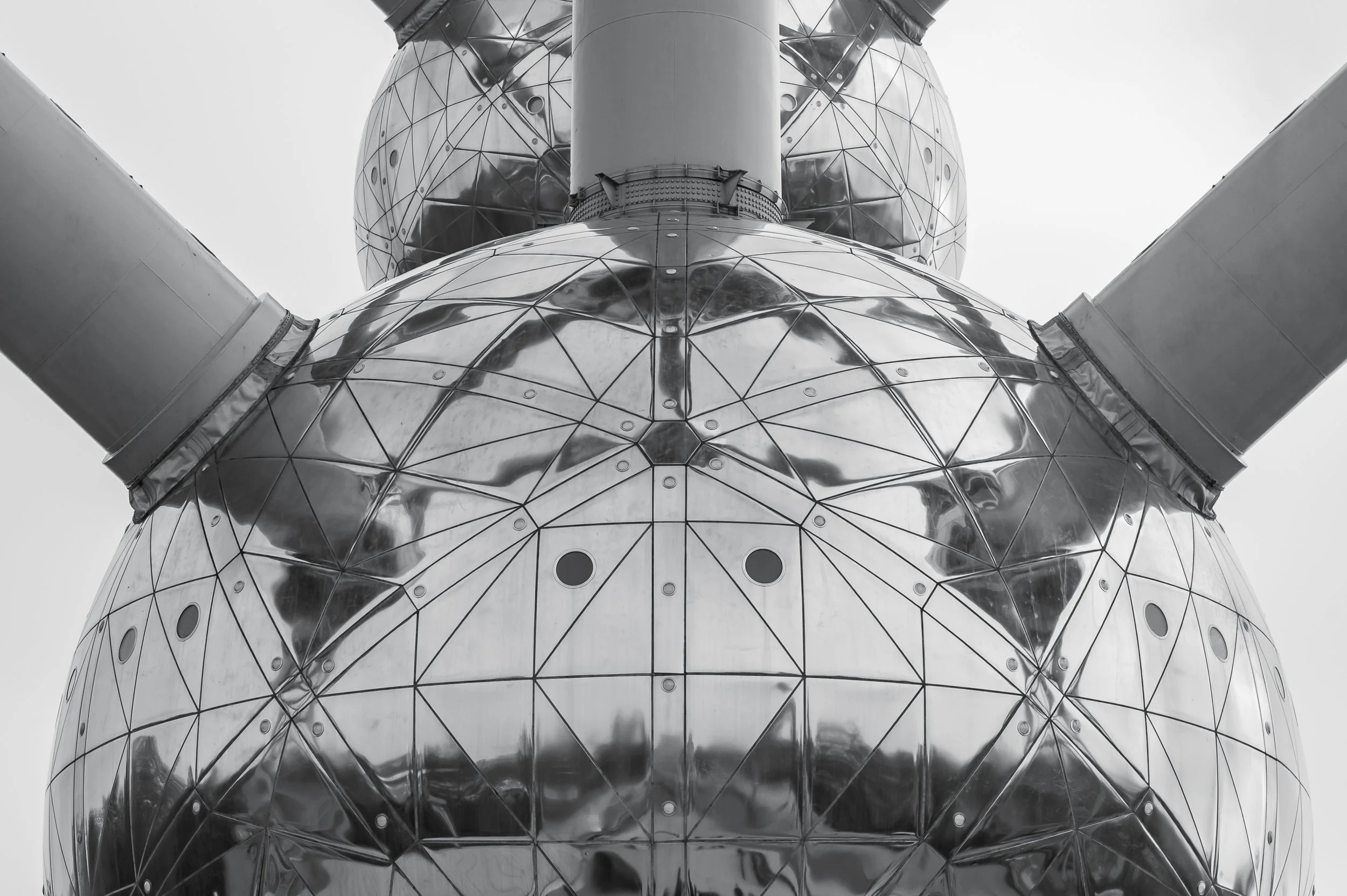 Stalowa struktura Atomium w Brukseli - fotografia architektury oparta na rytmie kul, linii i technicznej precyzji.