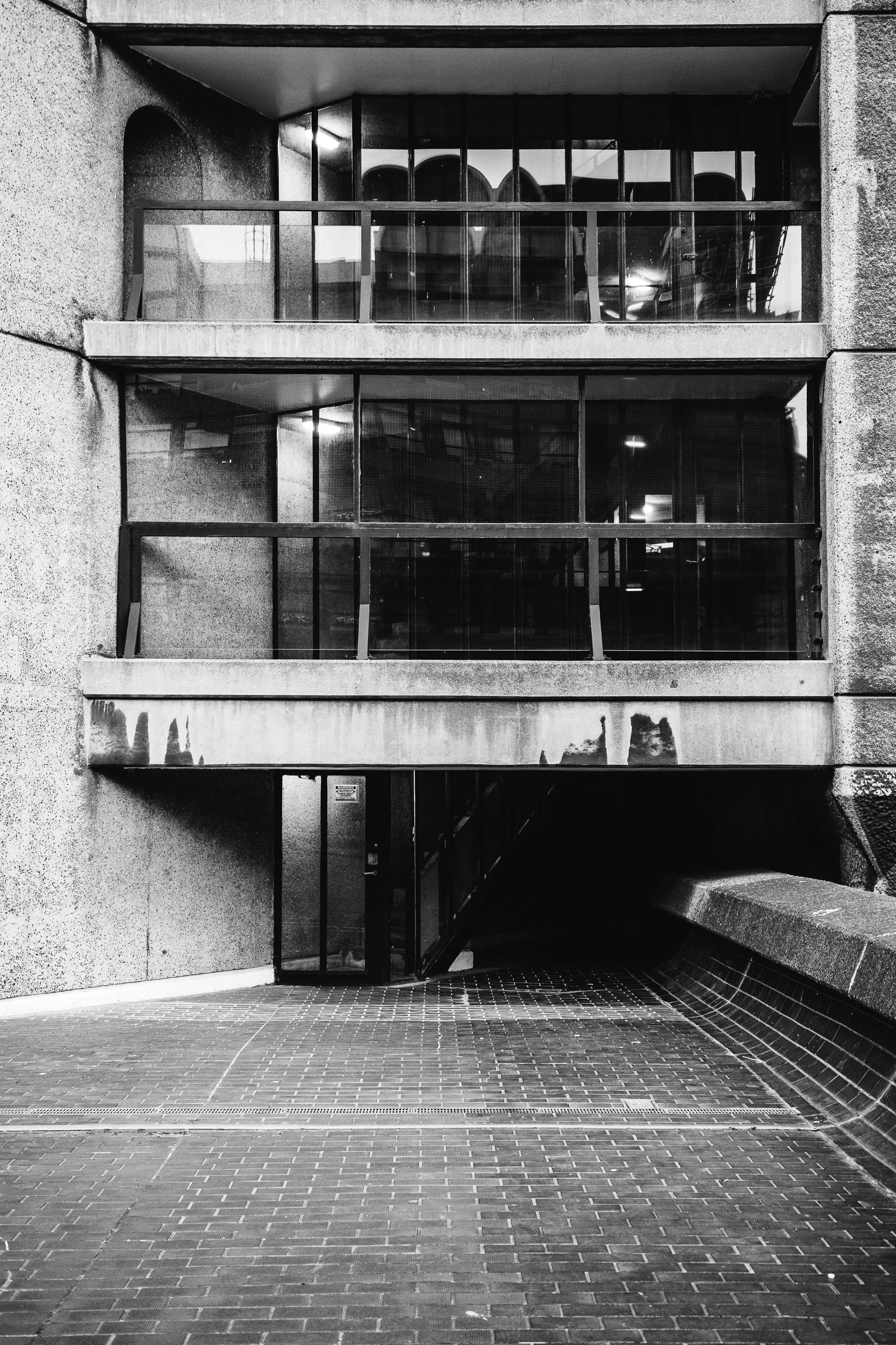 Przejście i konstrukcja Barbican Centre - czarno-biała fotografia przestrzeni brutalistycznej z wyczuciem światła i proporcji.