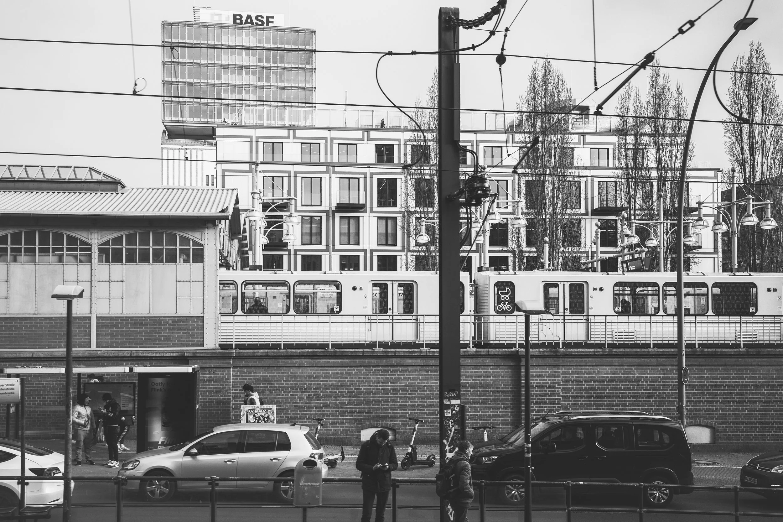 Ulica Berlina z historyczną zabudową i liniami trakcyjnymi - czarno-biała fotografia miejskiej struktury.