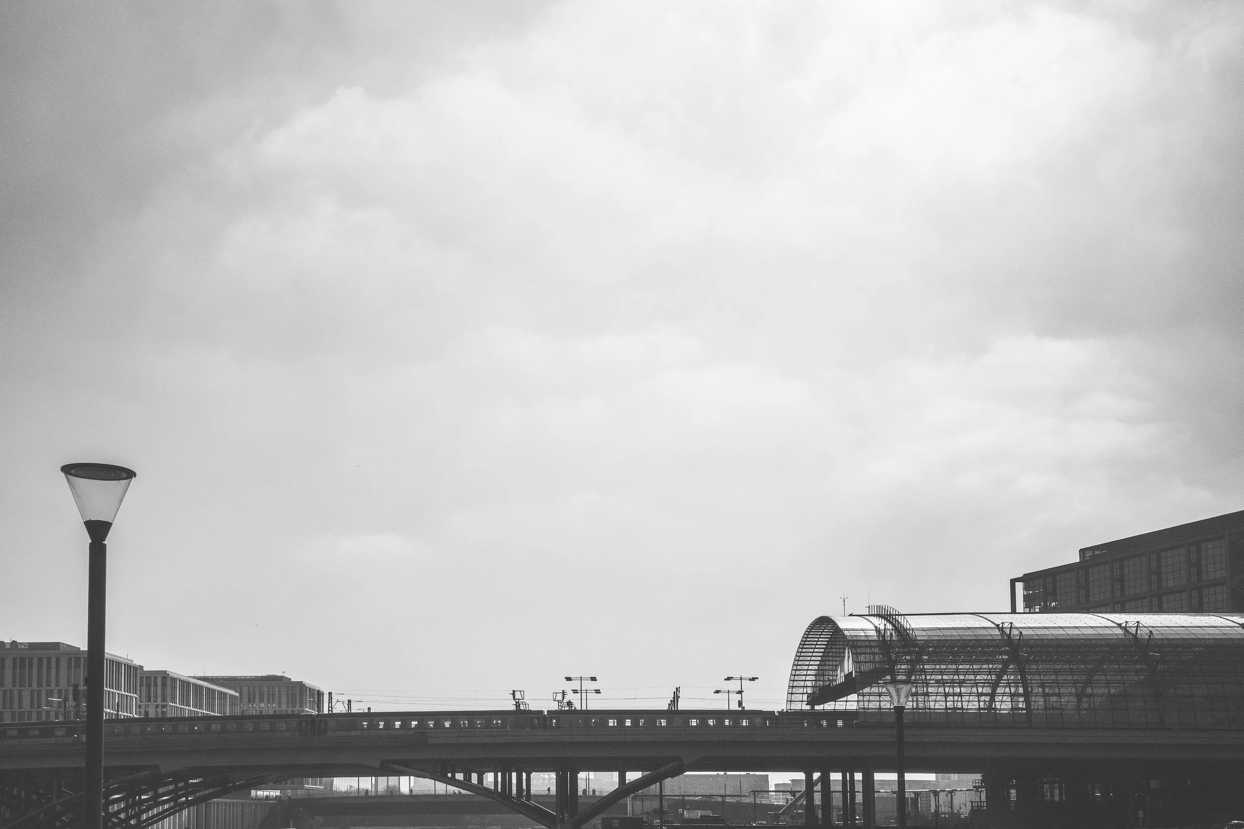 Kładka i zabudowa miejska w Berlinie - czarno-biała fotografia architektury, przejścia i spokojnej perspektywy.