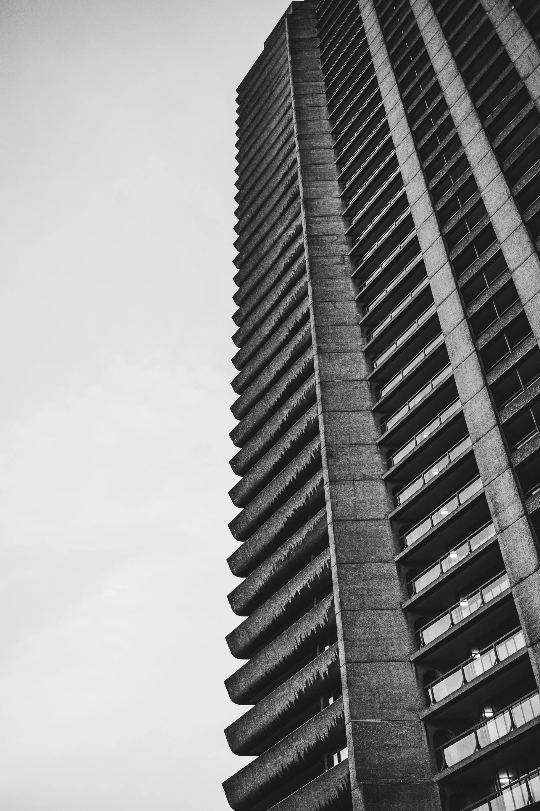 Architektura Barbican Centre jako gra powtórzeń - czarno-biały kadr detalu, rytmu elewacji i głębokiego cienia.