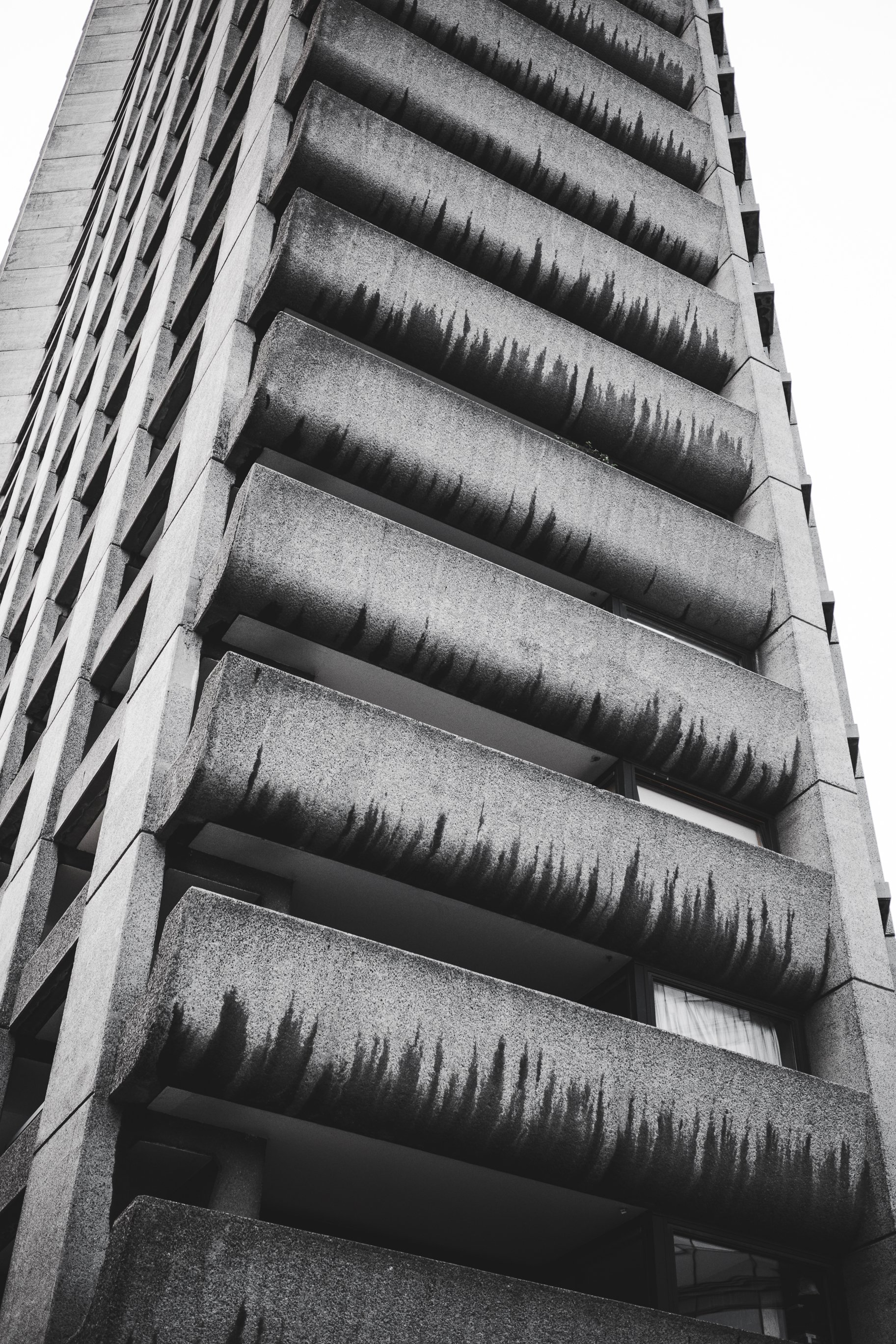 Architektura Barbican Centre jako układ linii, masy i ciszy - czarno-biała fotografia betonu w przestrzeni miejskiej.
