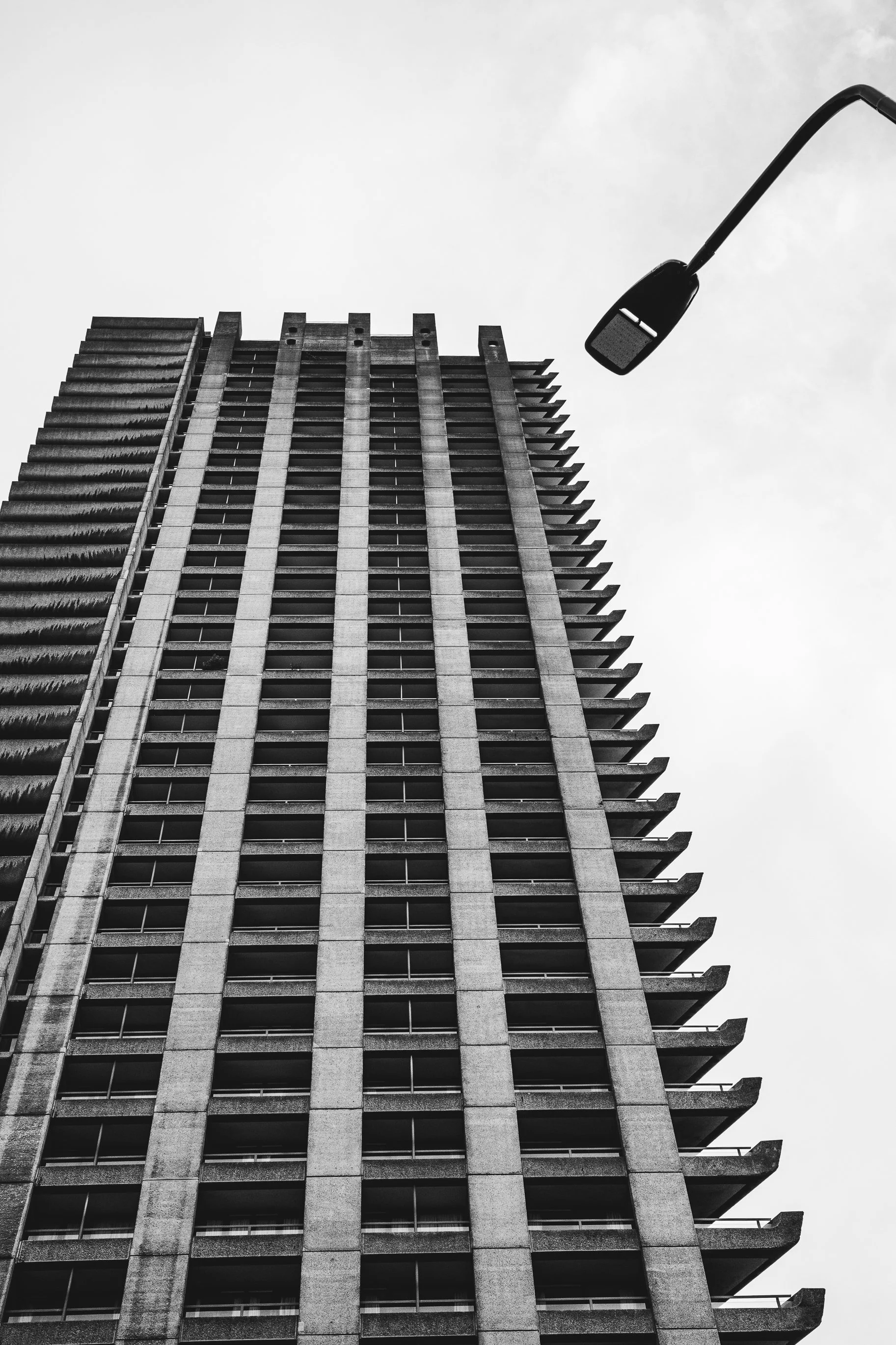 Detal fasady Barbican Centre - czarno-biała fotografia architektoniczna o strukturze, powtórzeniu i twardym świetle.