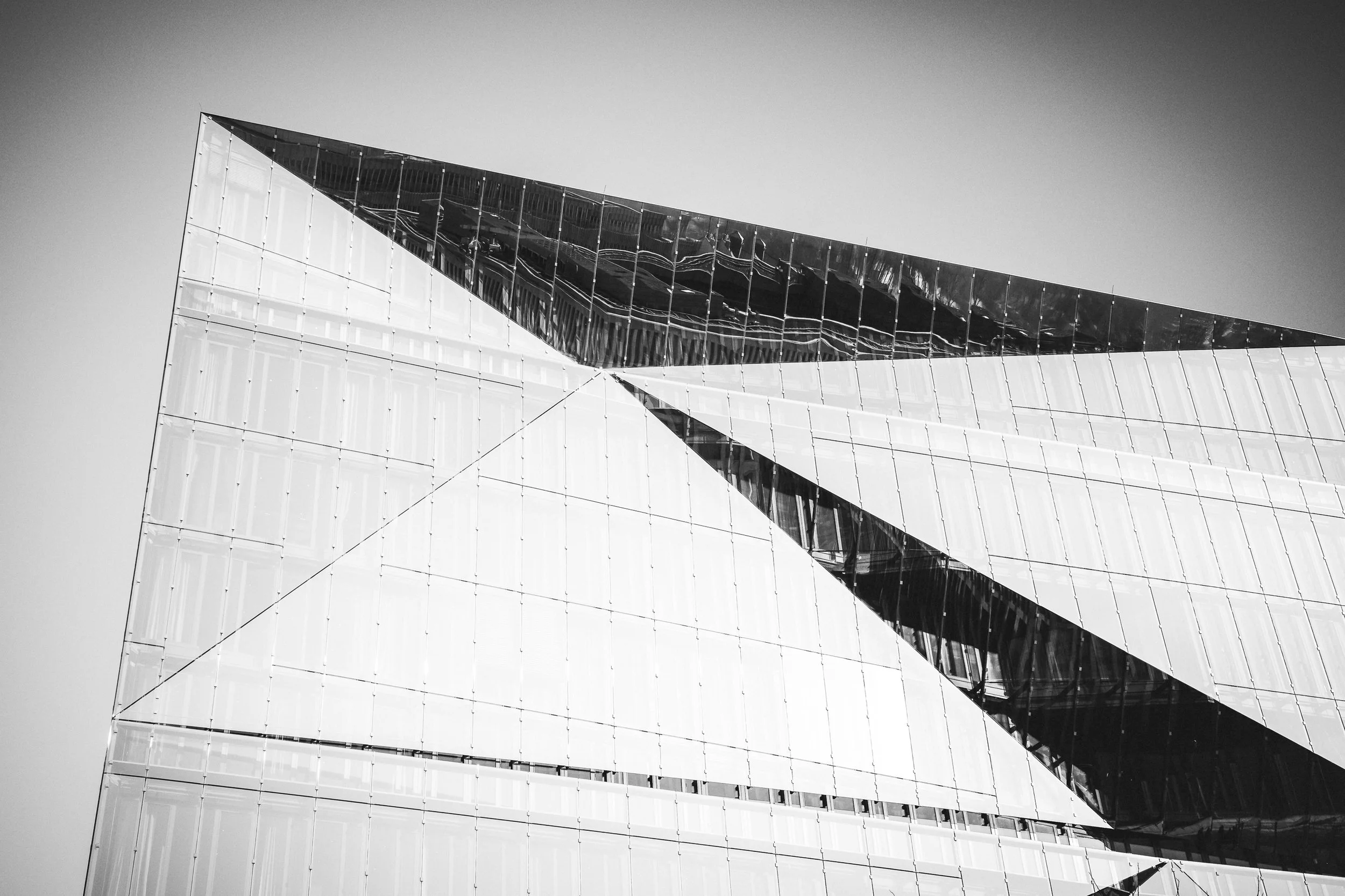 Fasada współczesnego budynku w Berlinie - fotografia architektury w czerni i bieli z naciskiem na linię i odbicie.