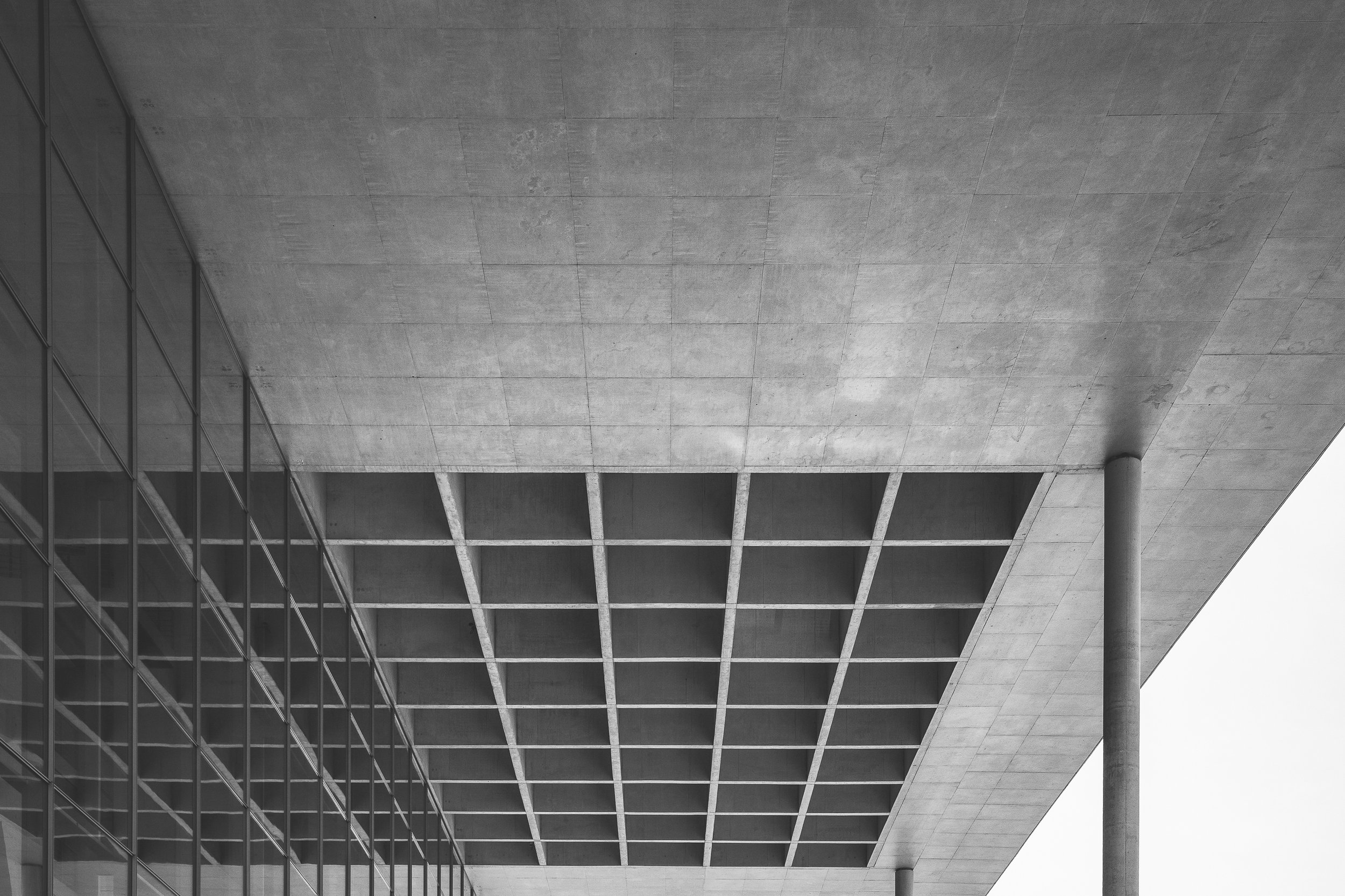 Strop i siatka konstrukcyjna budynku w Berlinie - czarno-biała fotografia architektury, geometrii i ciężaru formy.