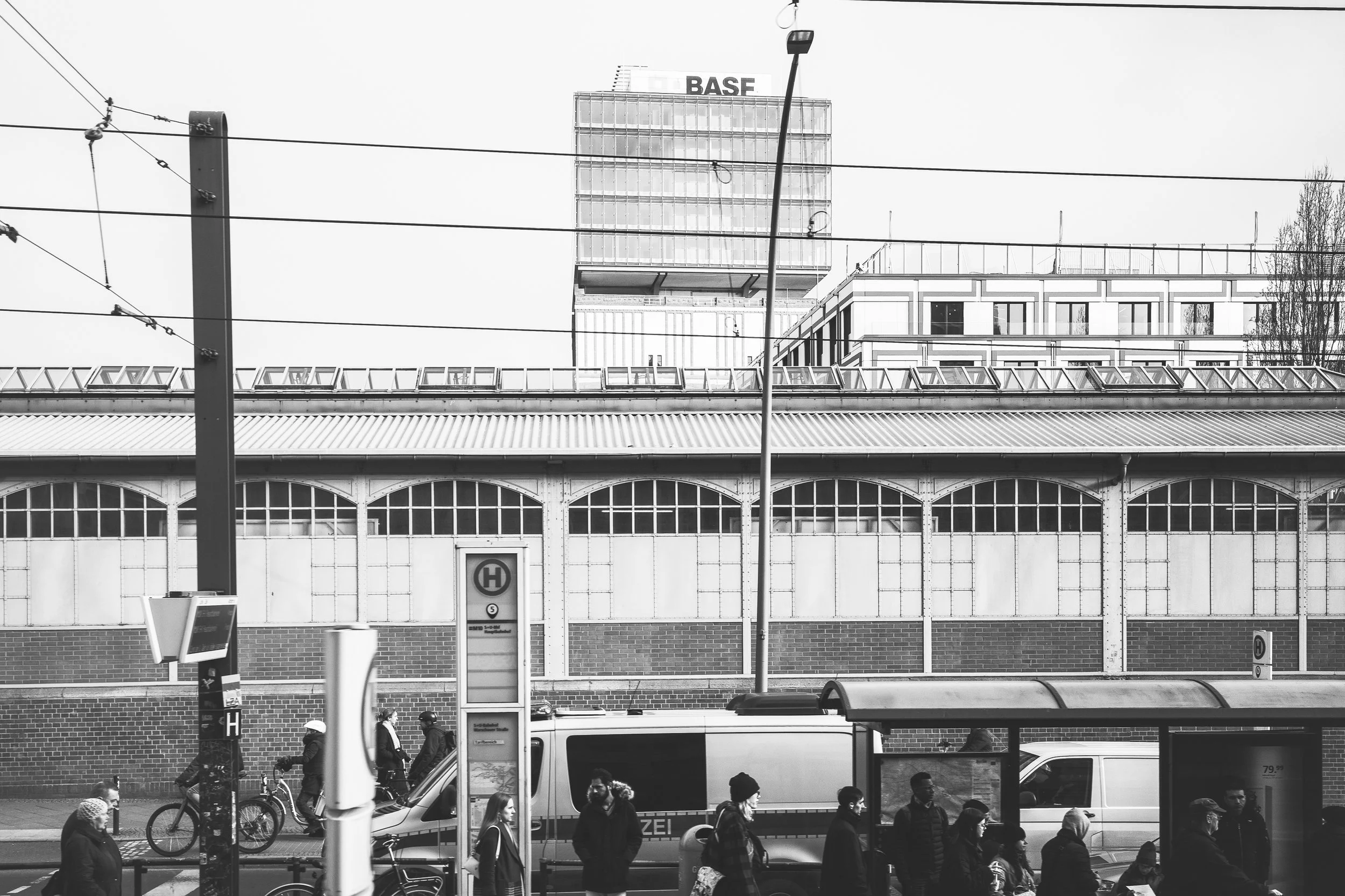 Dworzec i tramwajowa infrastruktura Berlina - czarno-biała fotografia miasta, transportu i warstwowej przestrzeni.