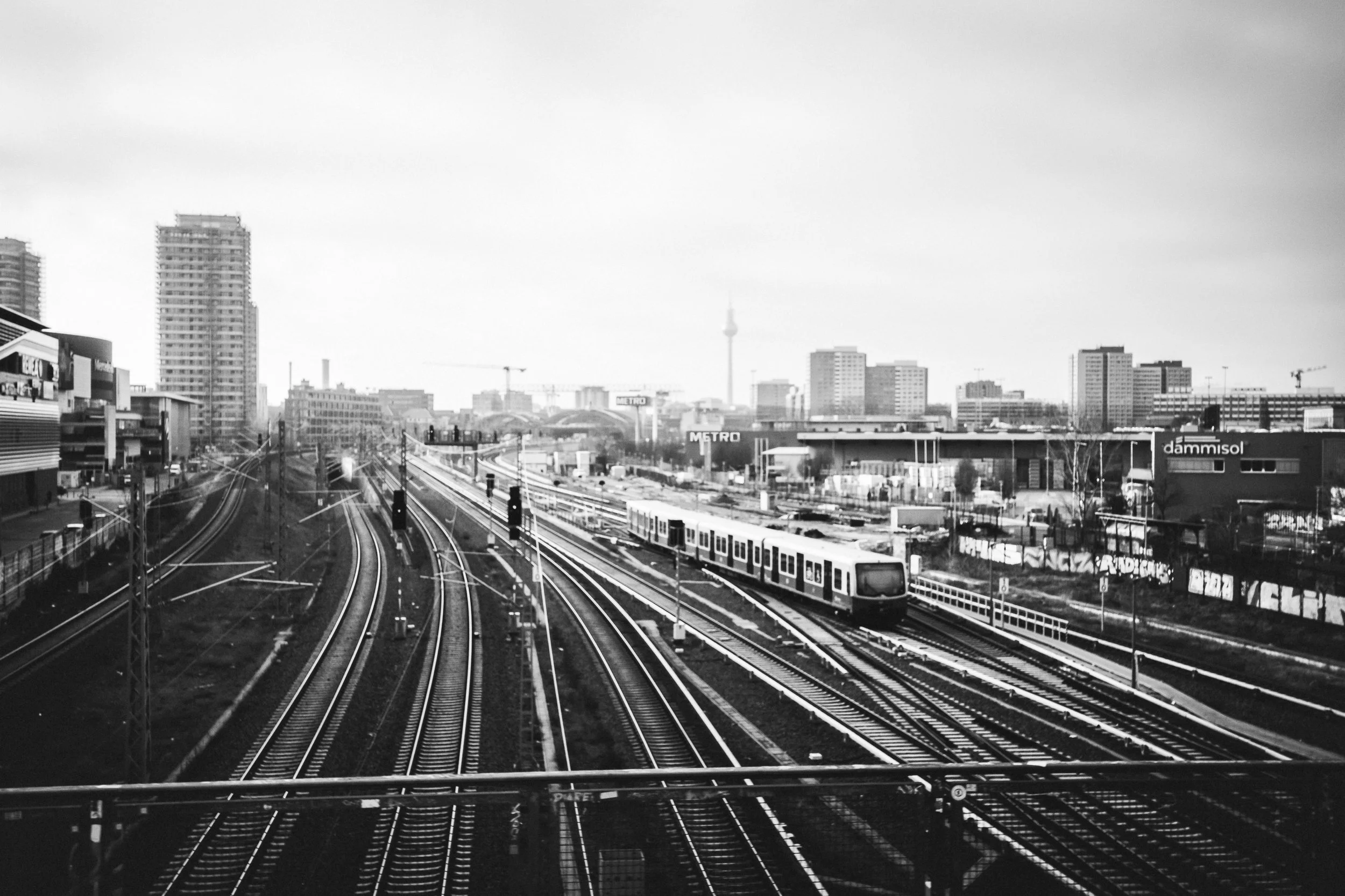 Widok na tory kolejowe w Berlinie - czarno-biała fotografia miejskiego krajobrazu, infrastruktury i perspektywy.