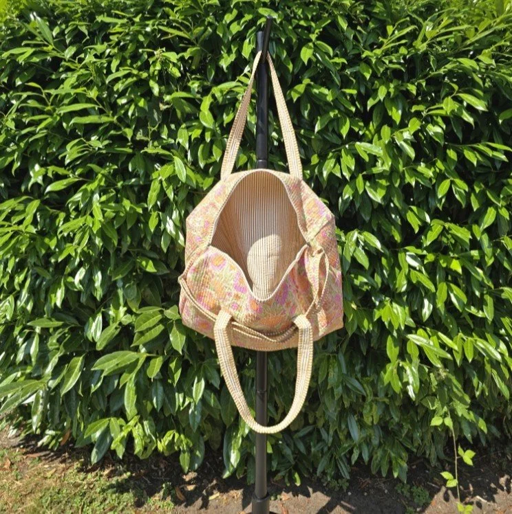 BLOSSOM XL Duffel on peach pok.jpg