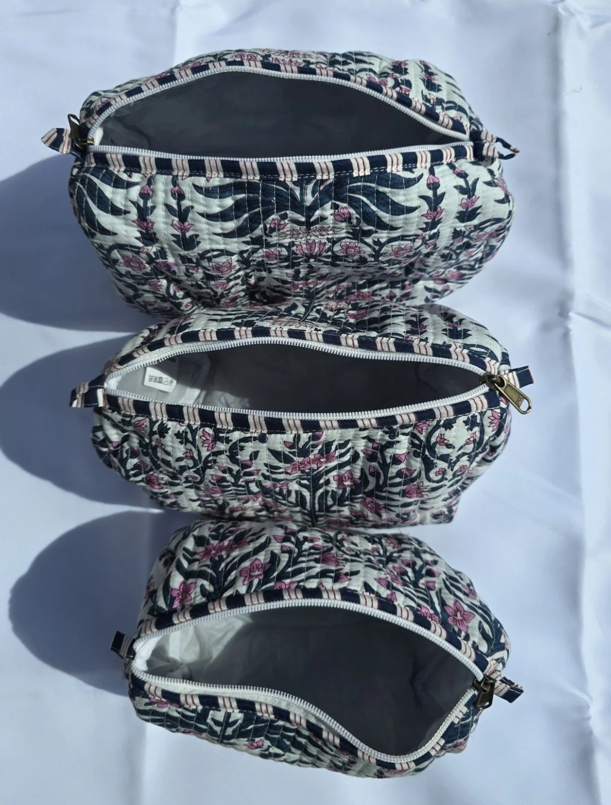 VICTORIA Blue white washbag2.jpg