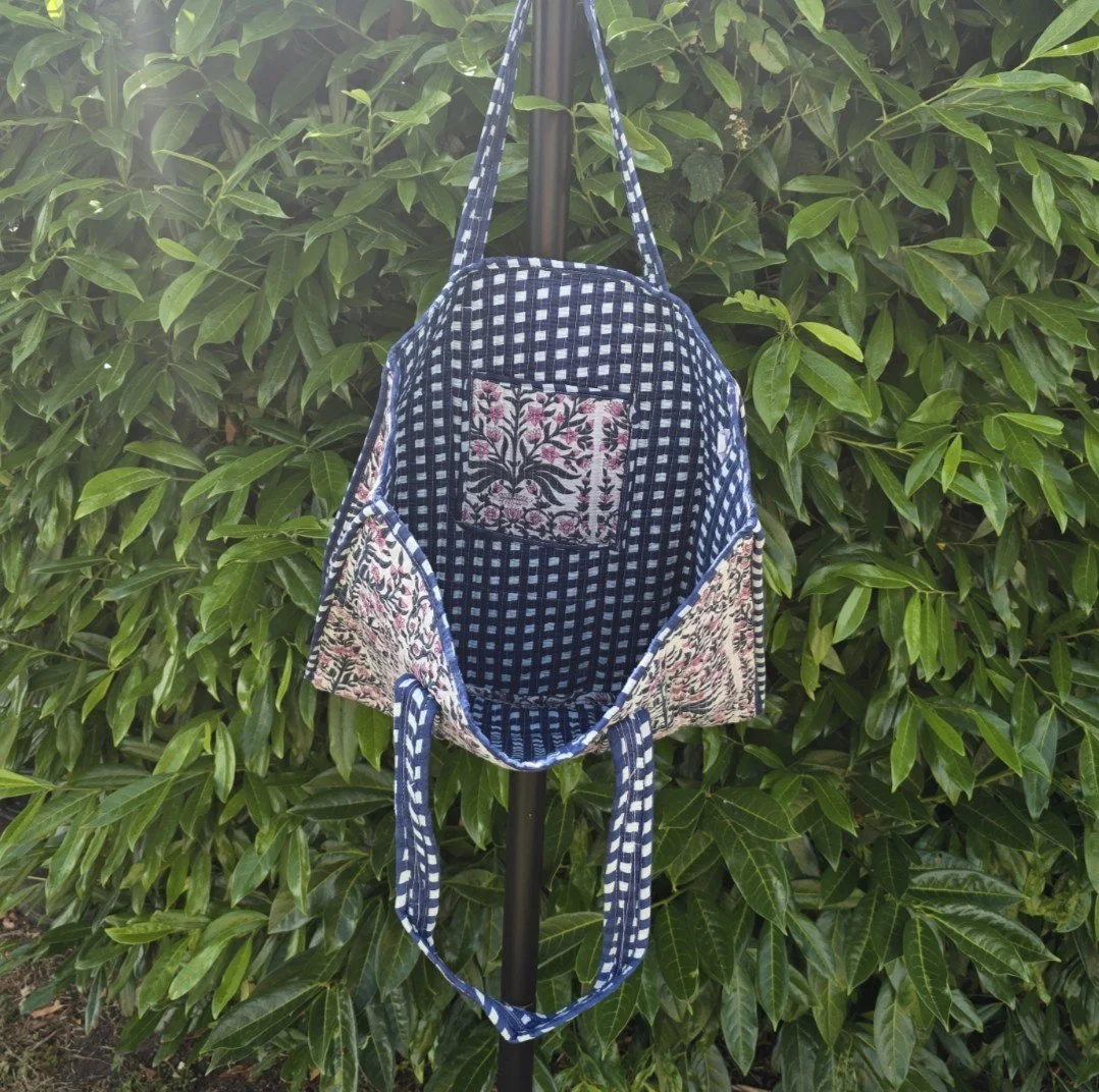 VICTORIA Blue white pok.jpg