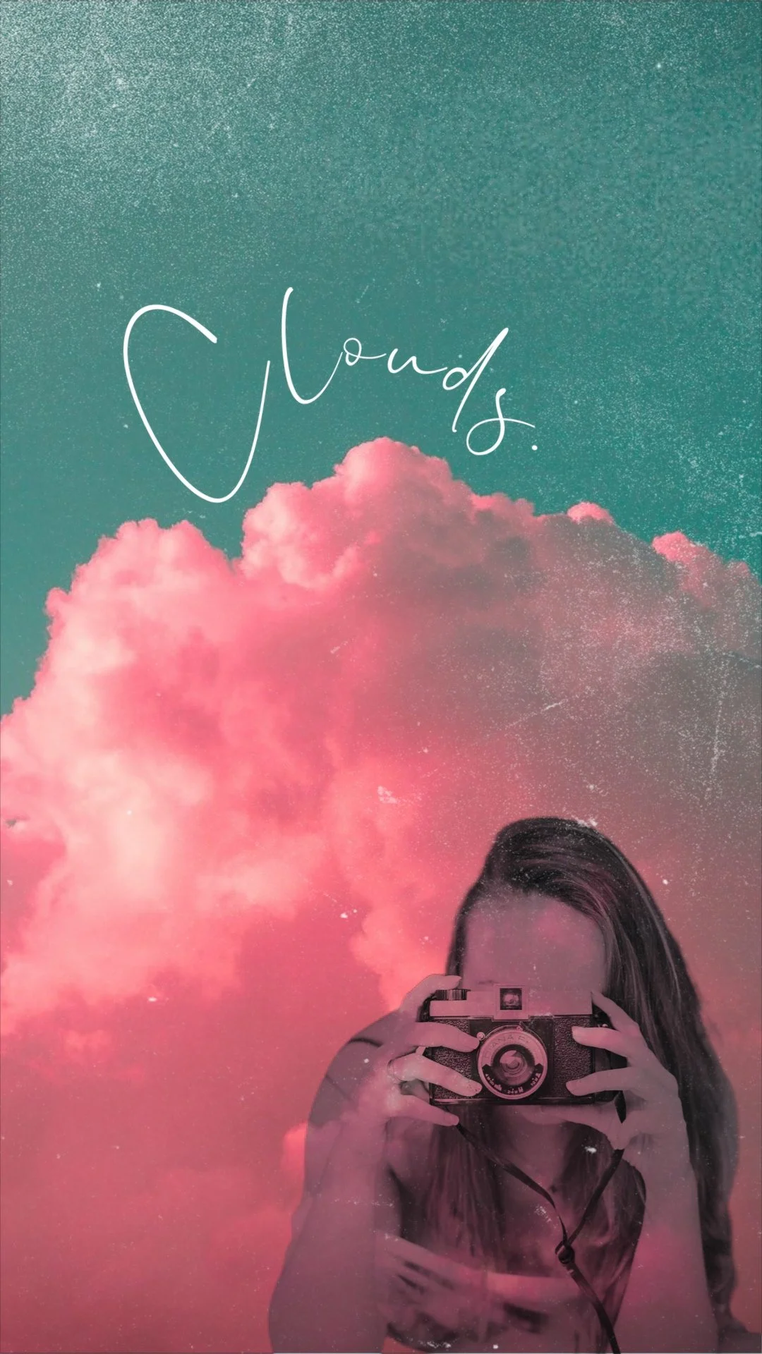 Ein Mädchen hält eine Kamera vor das Gesicht, um ein Selbstporträt zu machen. Der Hintergrund zeigt eine bunte Wolke mit Sternenhimmel, und das Wort 'Clouds' ist geschrieben.