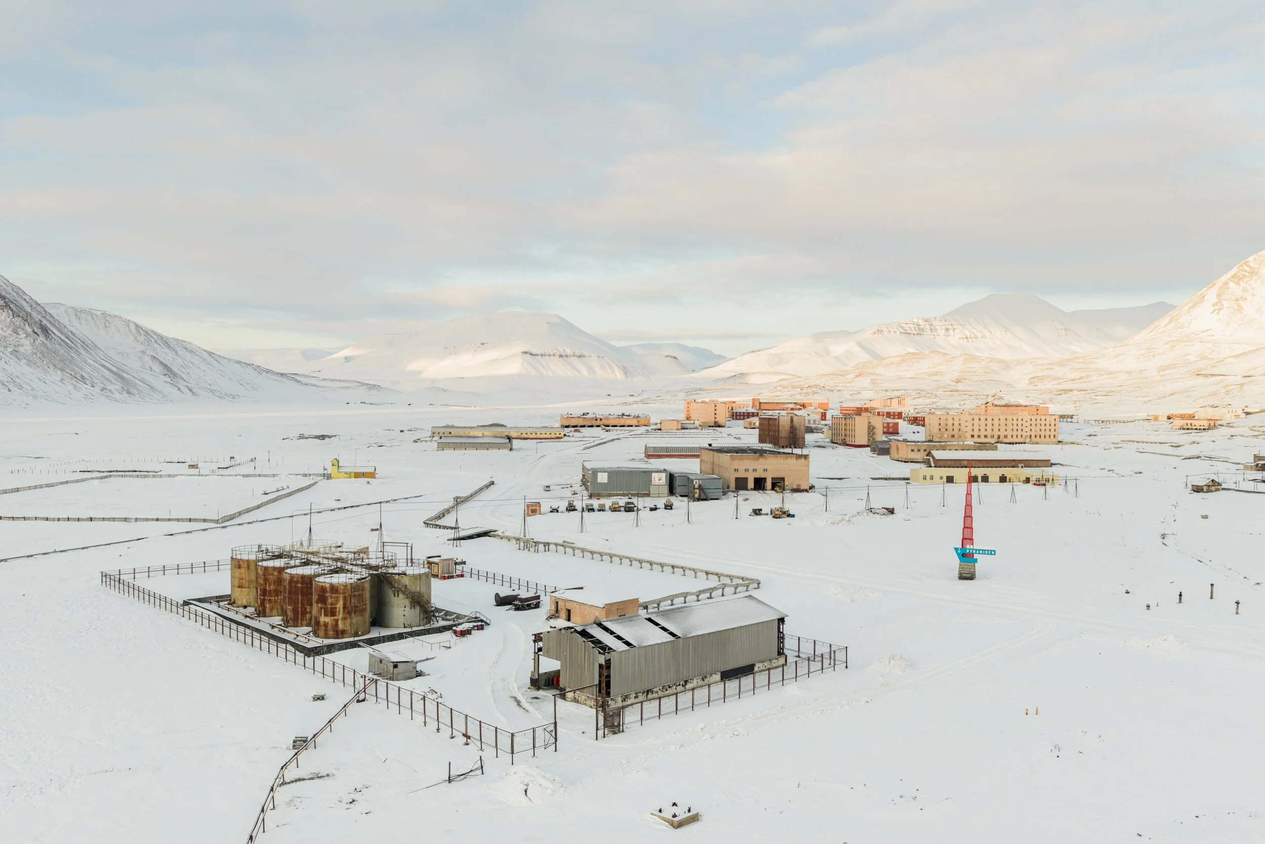 01_pyramiden-fuel-tanks.jpg
