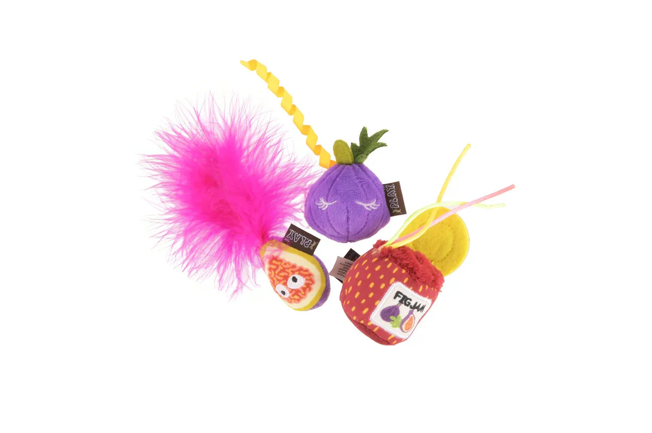 Sustainable cat toy with crinkle texture and recycled filler