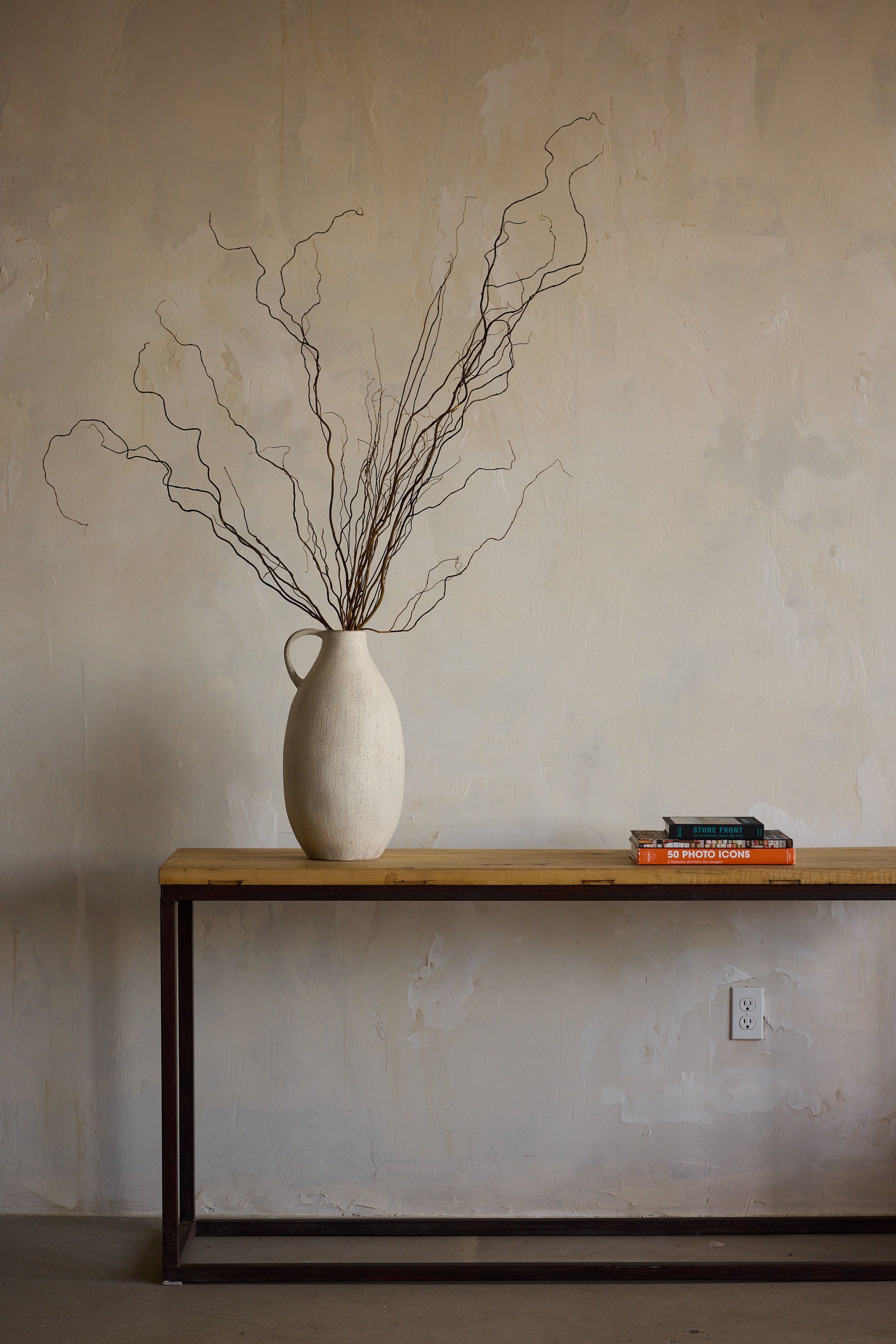 Décor rustique du studio photo, branches, bois, beige, mur texturé, lumière douce, naturelle